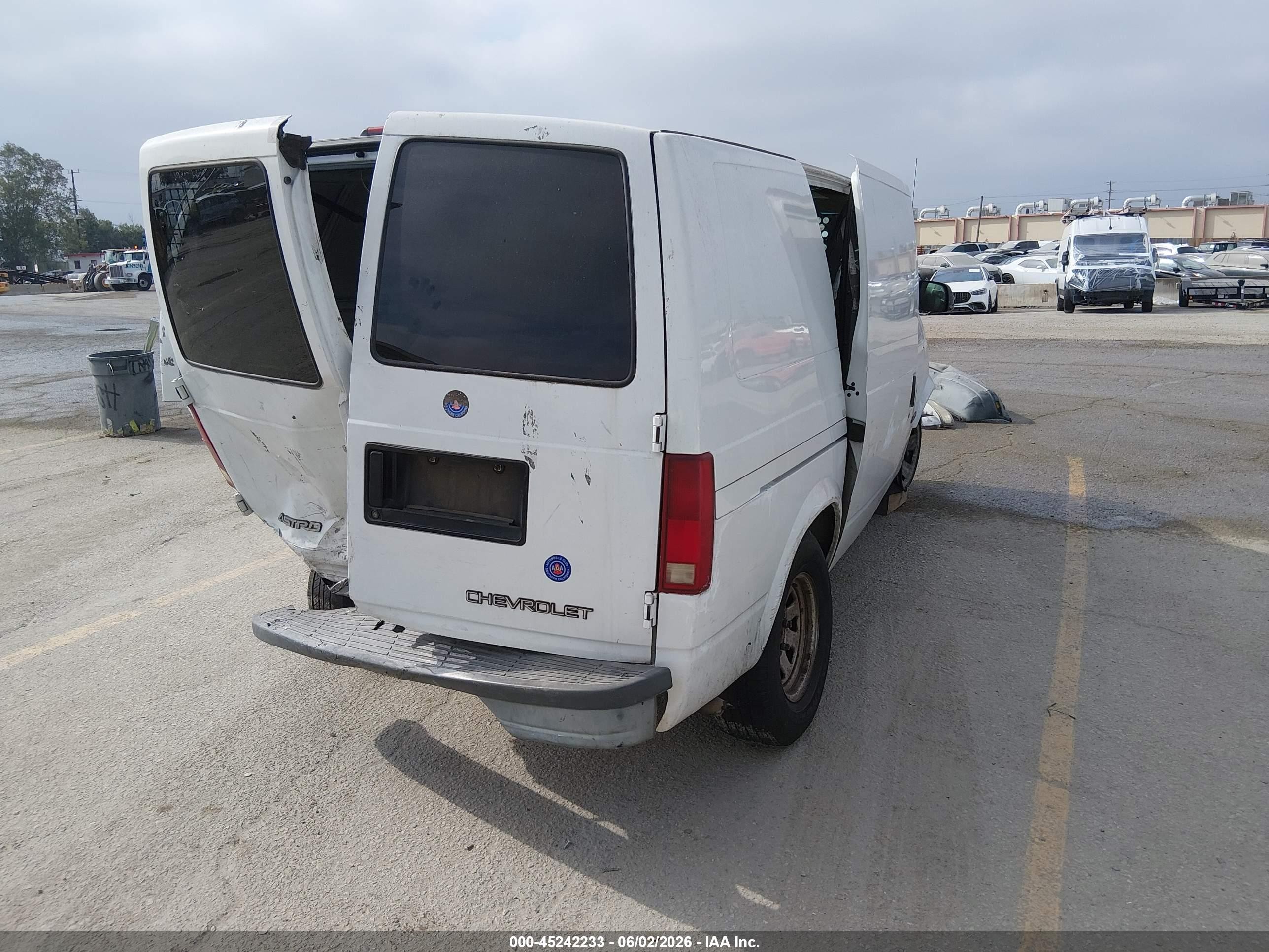 2002 Chevrolet Astro   White vin: 1GCDM19X62B126656