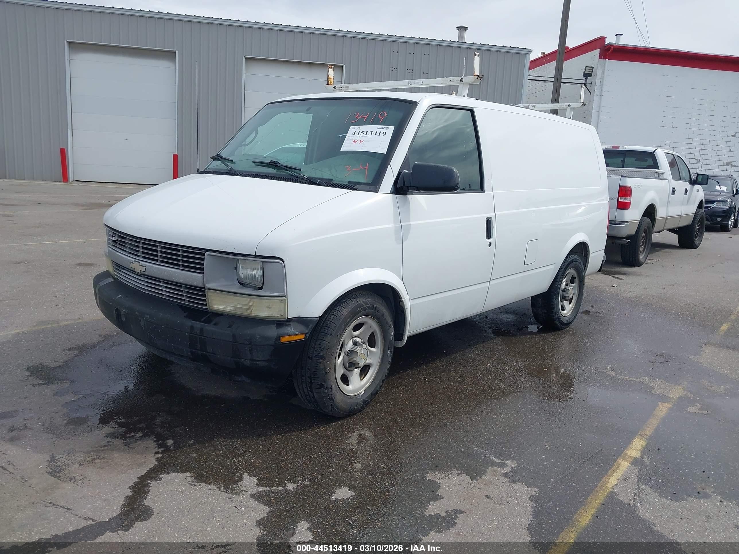 2004 Chevrolet Astro   White vin: 1GCDM19X64B105700