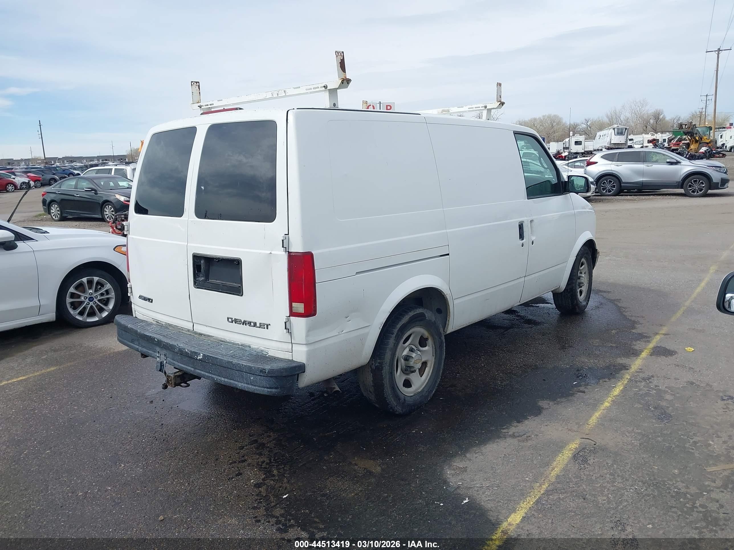 2004 Chevrolet Astro   White vin: 1GCDM19X64B105700
