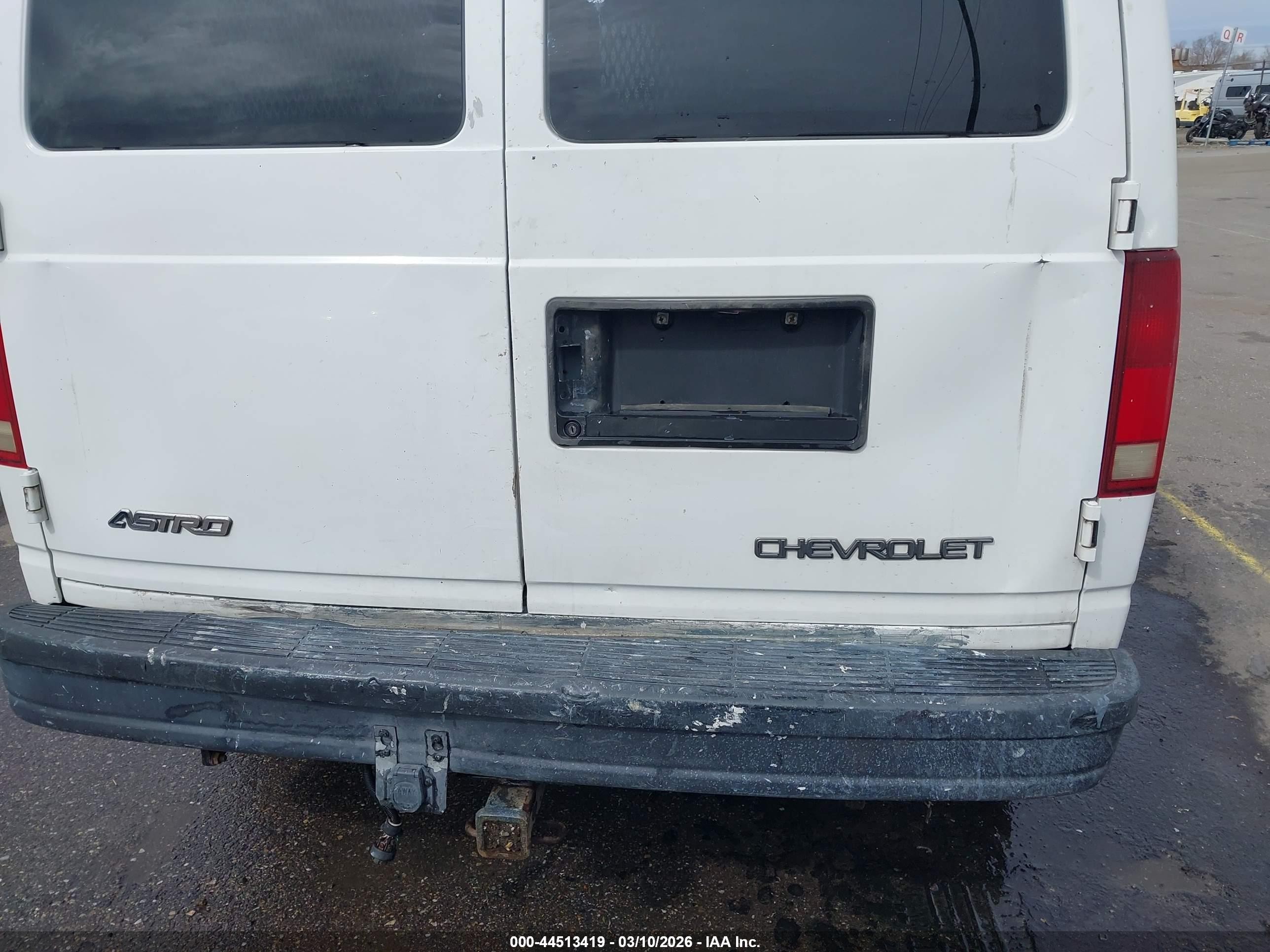 2004 Chevrolet Astro   White vin: 1GCDM19X64B105700