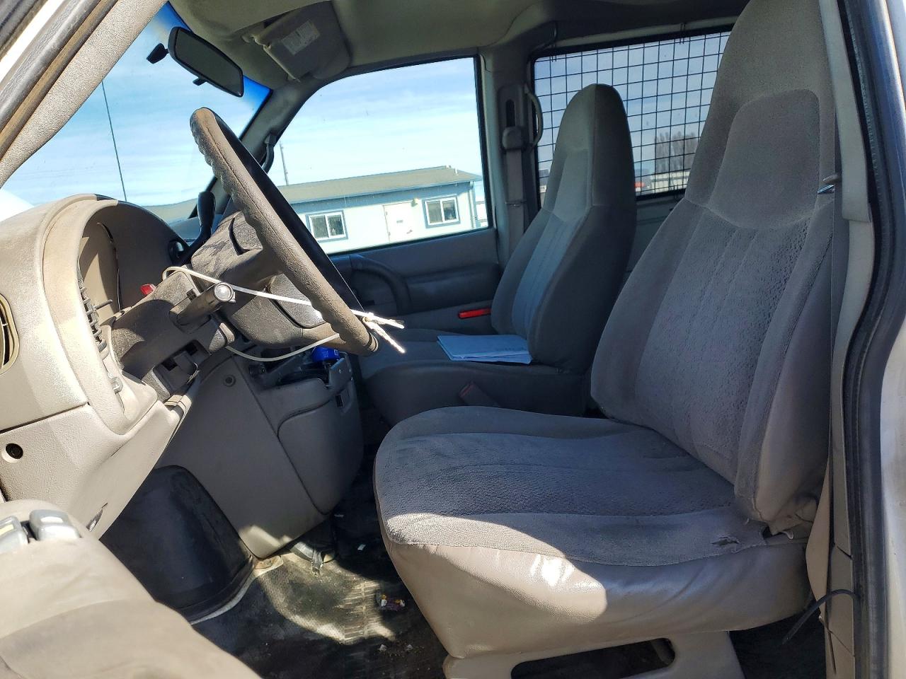 2004 Chev Astro White vin: 1GCDM19X64B118866