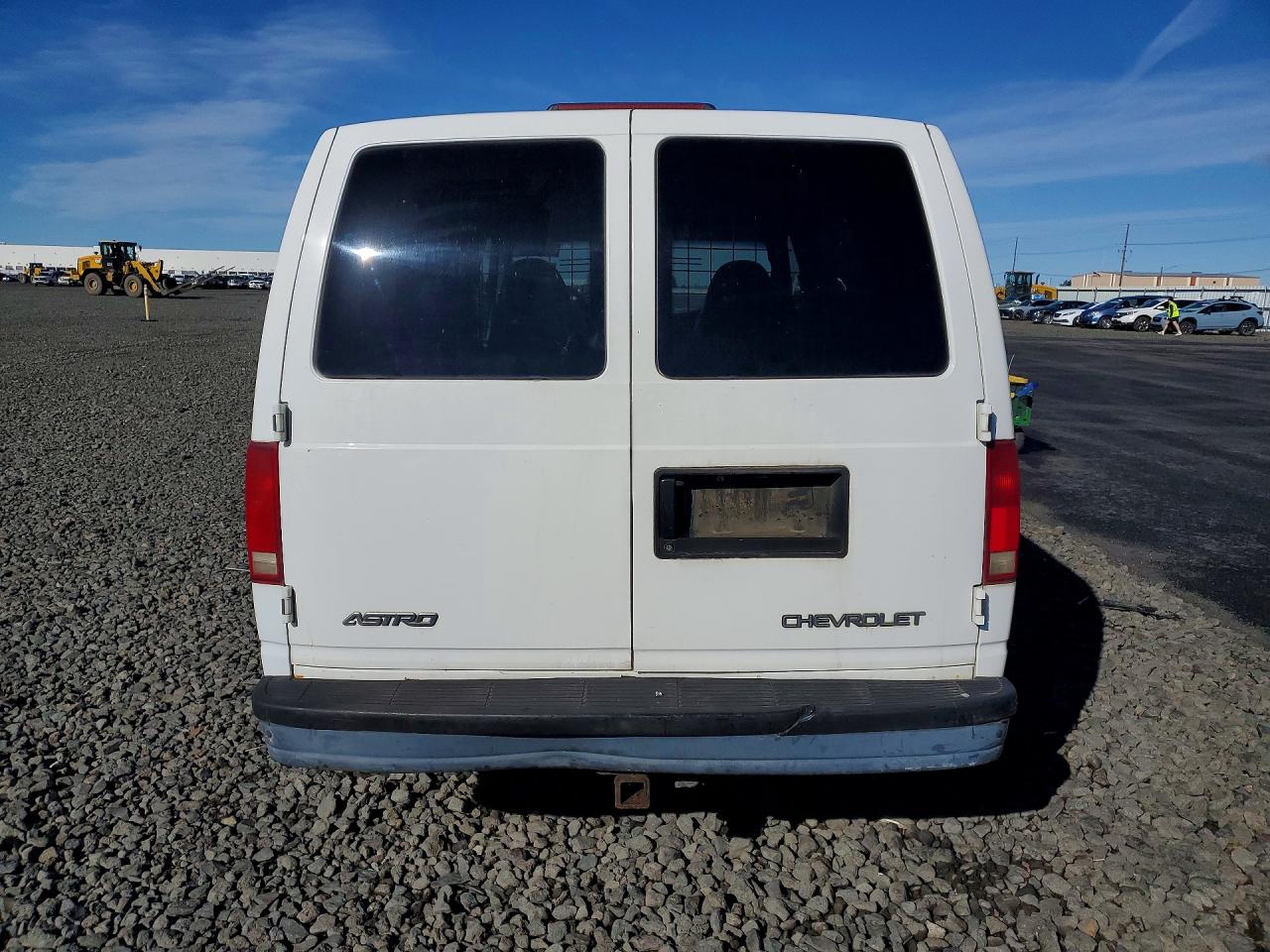 2004 Chev Astro White vin: 1GCDM19X64B118866