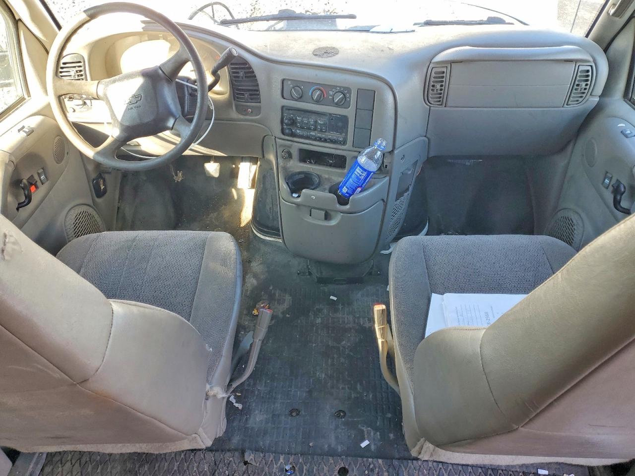 2004 Chev Astro White vin: 1GCDM19X64B118866