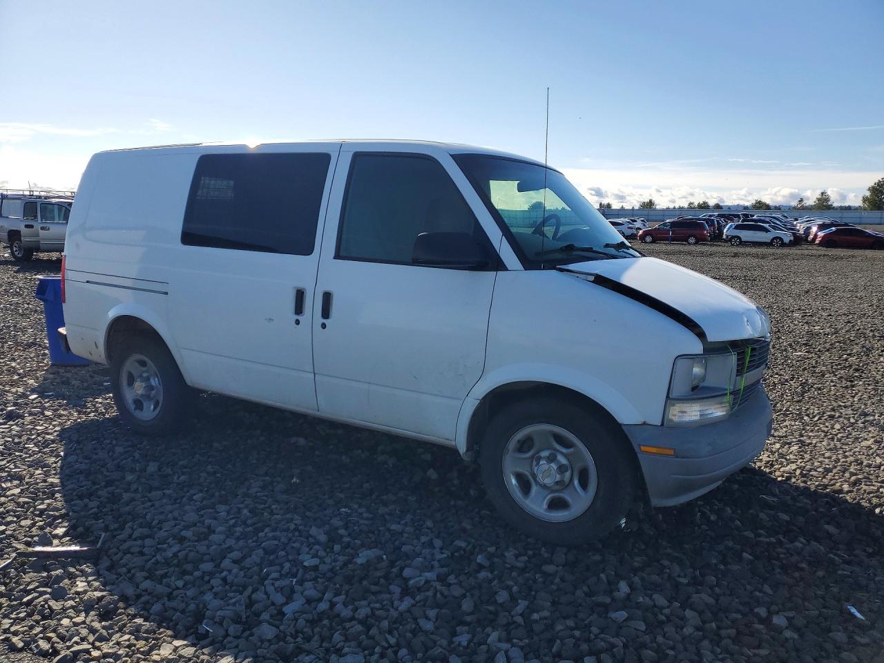 2004 Chev Astro White vin: 1GCDM19X64B118866