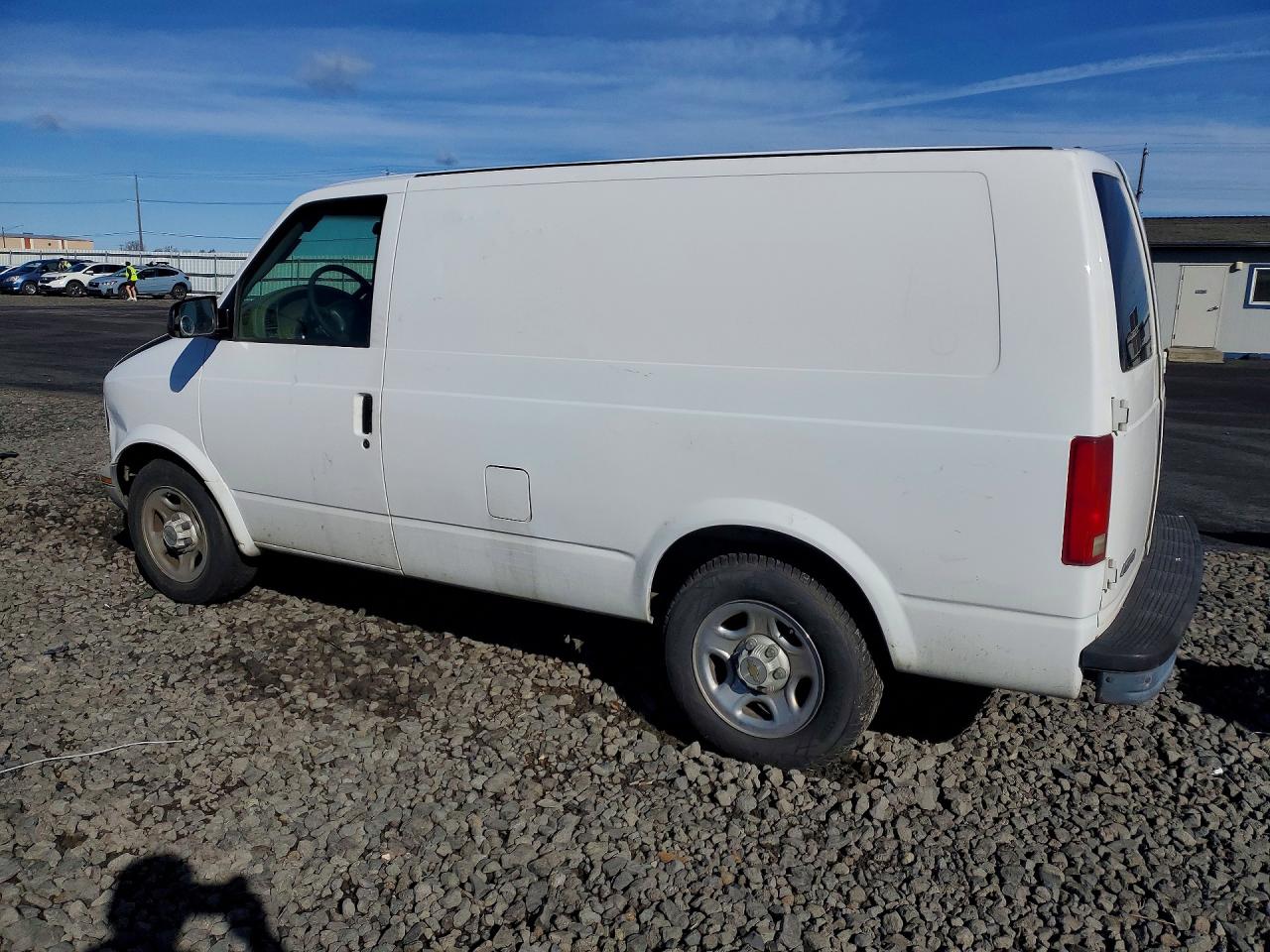 2004 Chev Astro White vin: 1GCDM19X64B118866