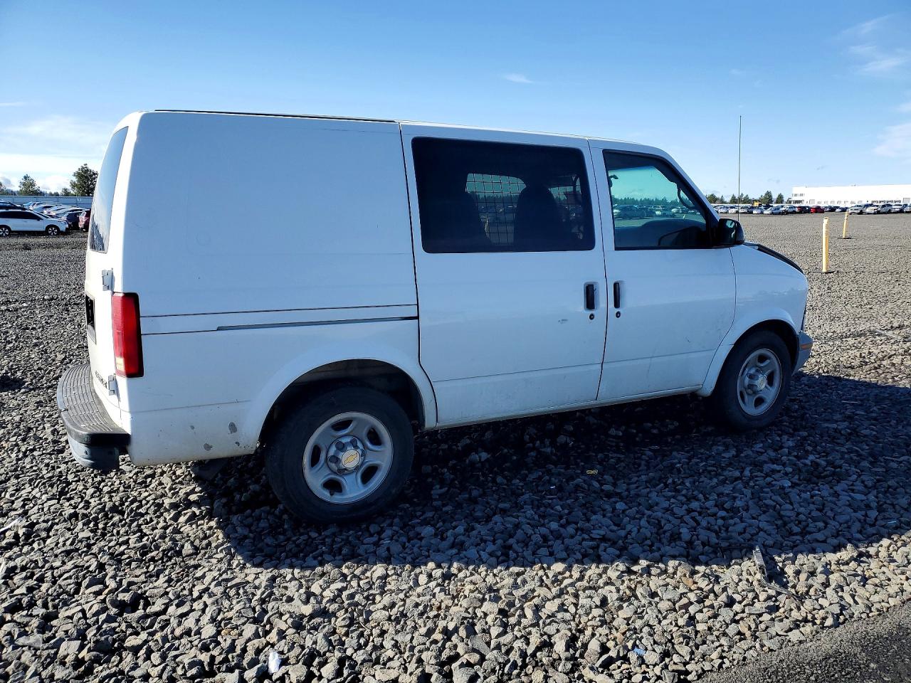 2004 Chev Astro White vin: 1GCDM19X64B118866