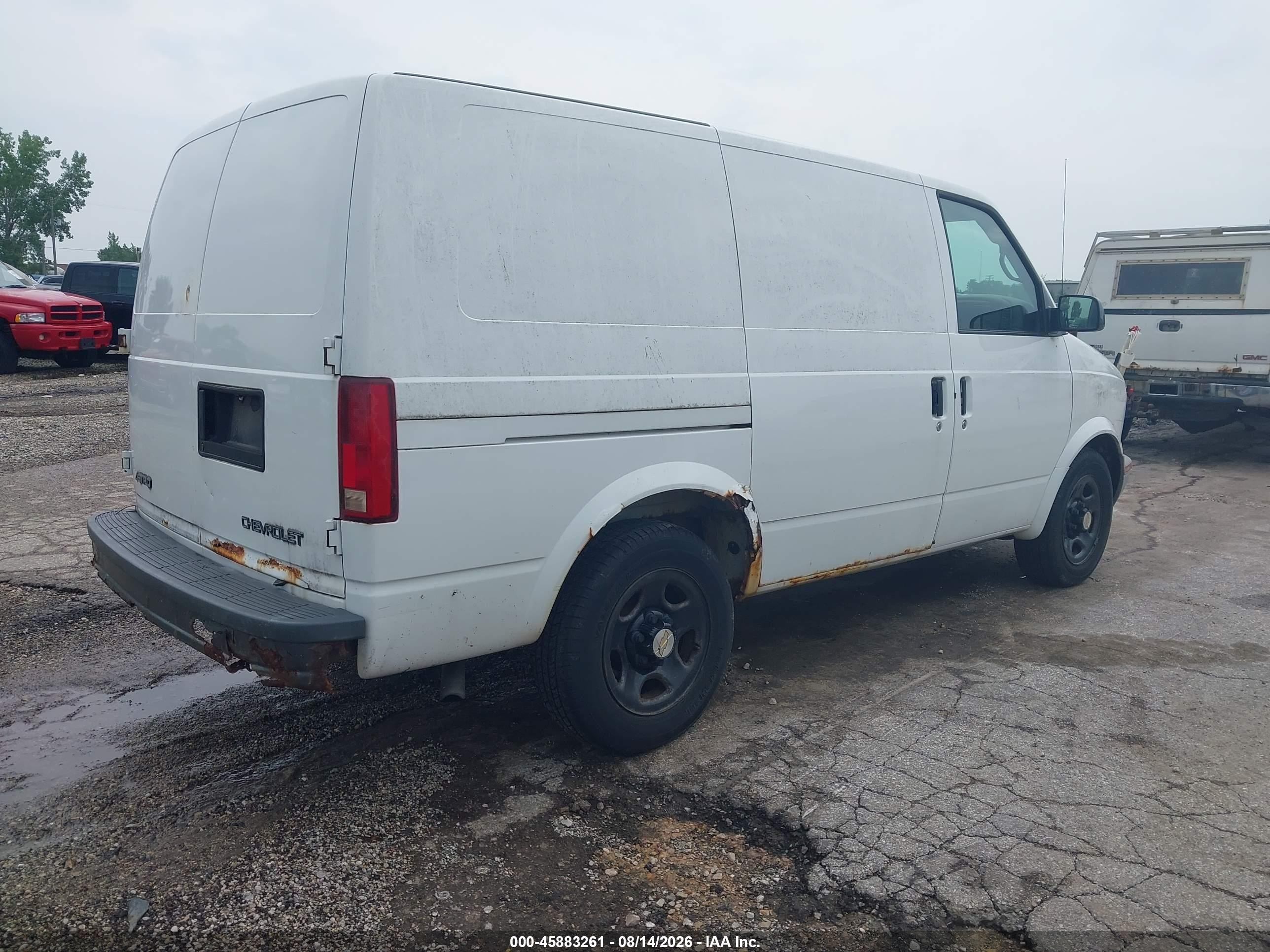 2005 Chevrolet Astro   White vin: 1GCDM19X65B104385
