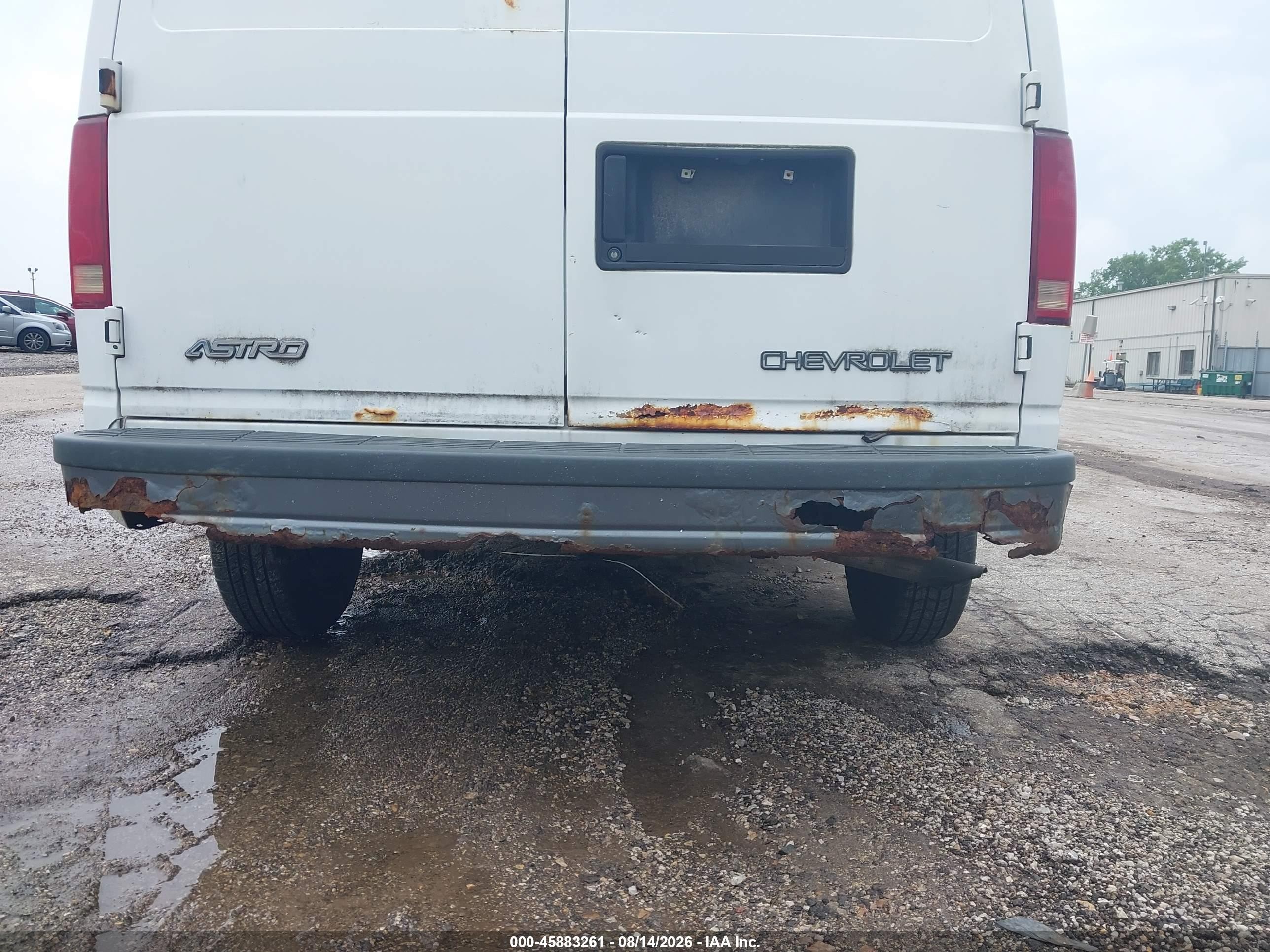 2005 Chevrolet Astro   White vin: 1GCDM19X65B104385