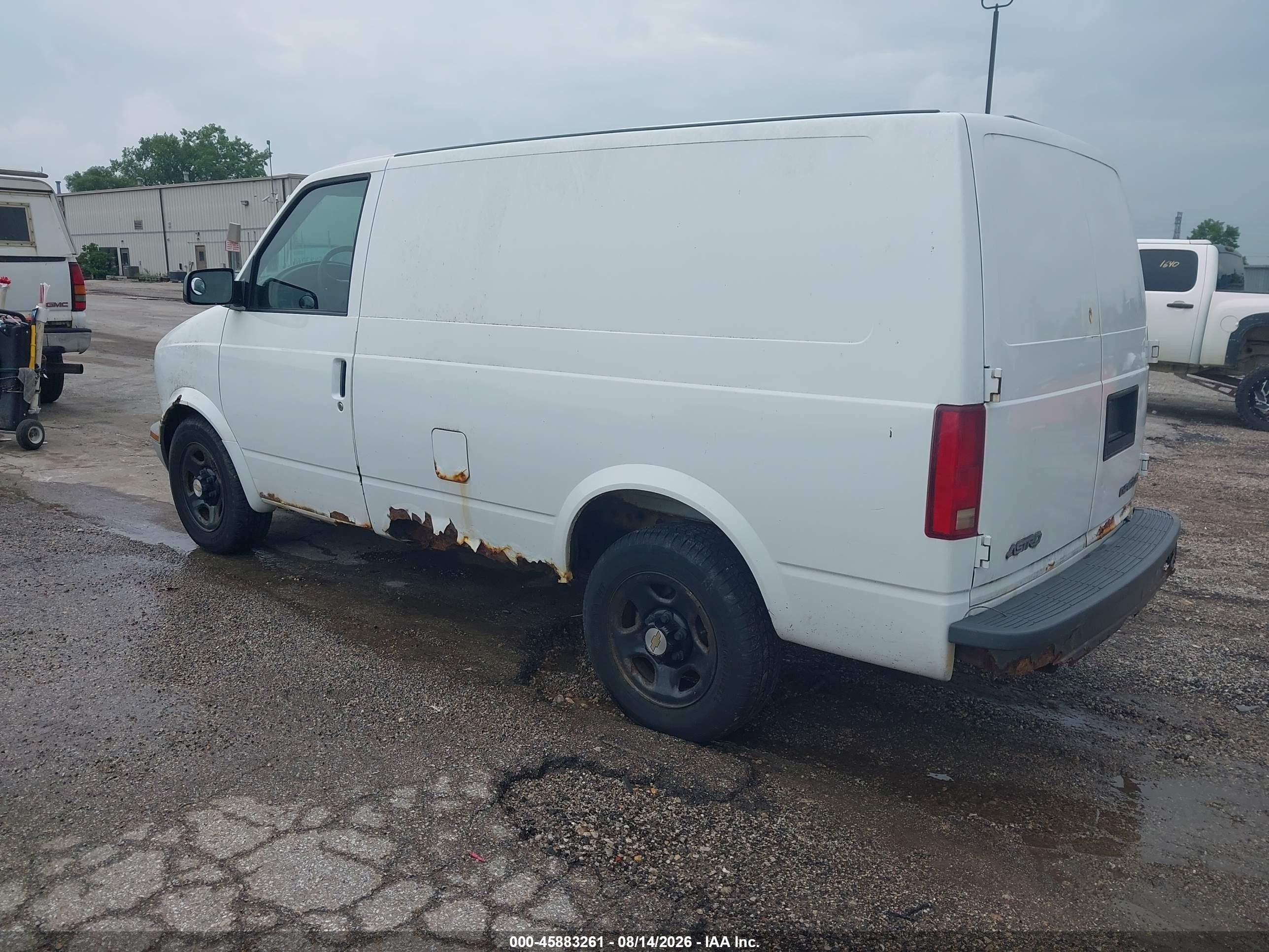 2005 Chevrolet Astro   White vin: 1GCDM19X65B104385