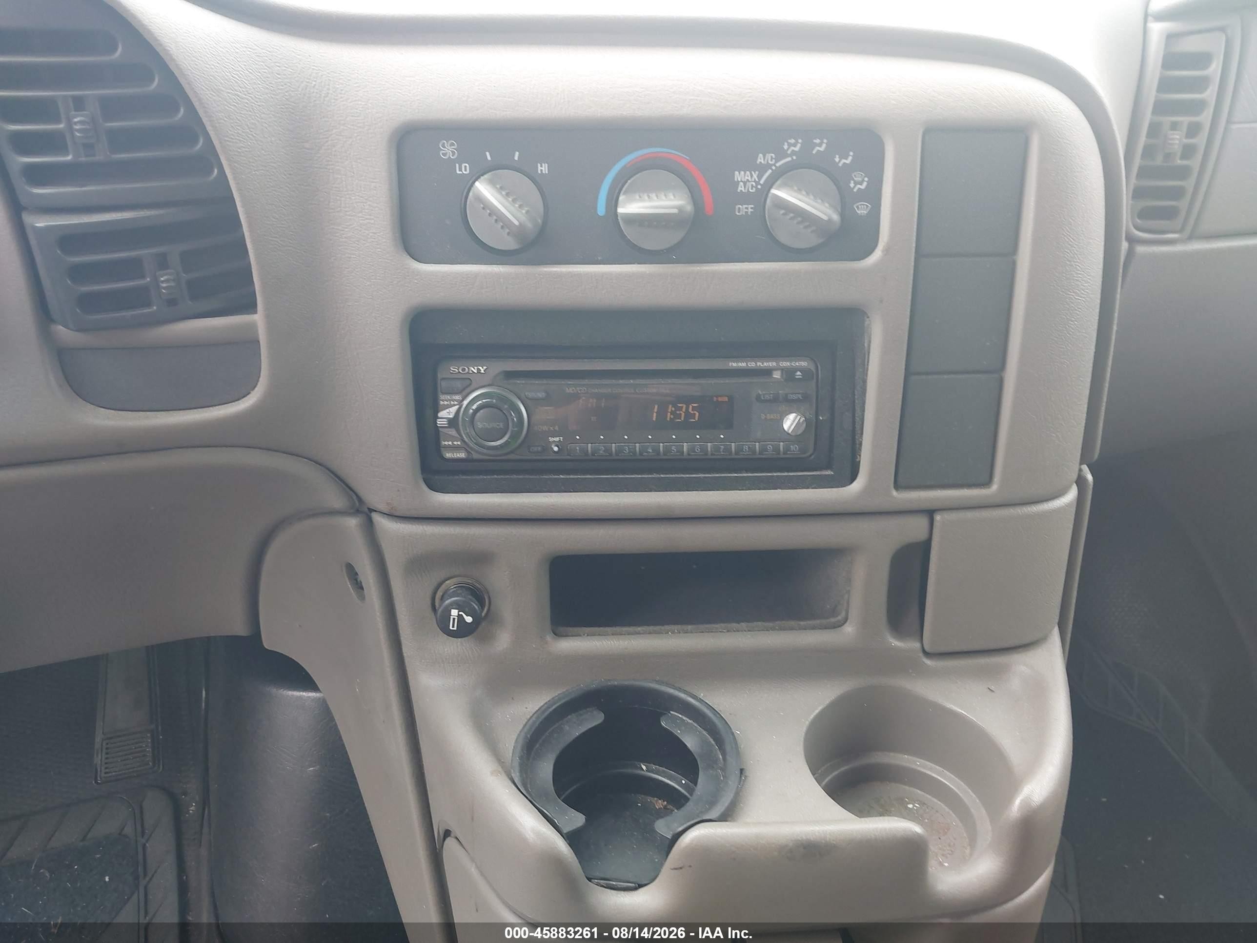 2005 Chevrolet Astro   White vin: 1GCDM19X65B104385