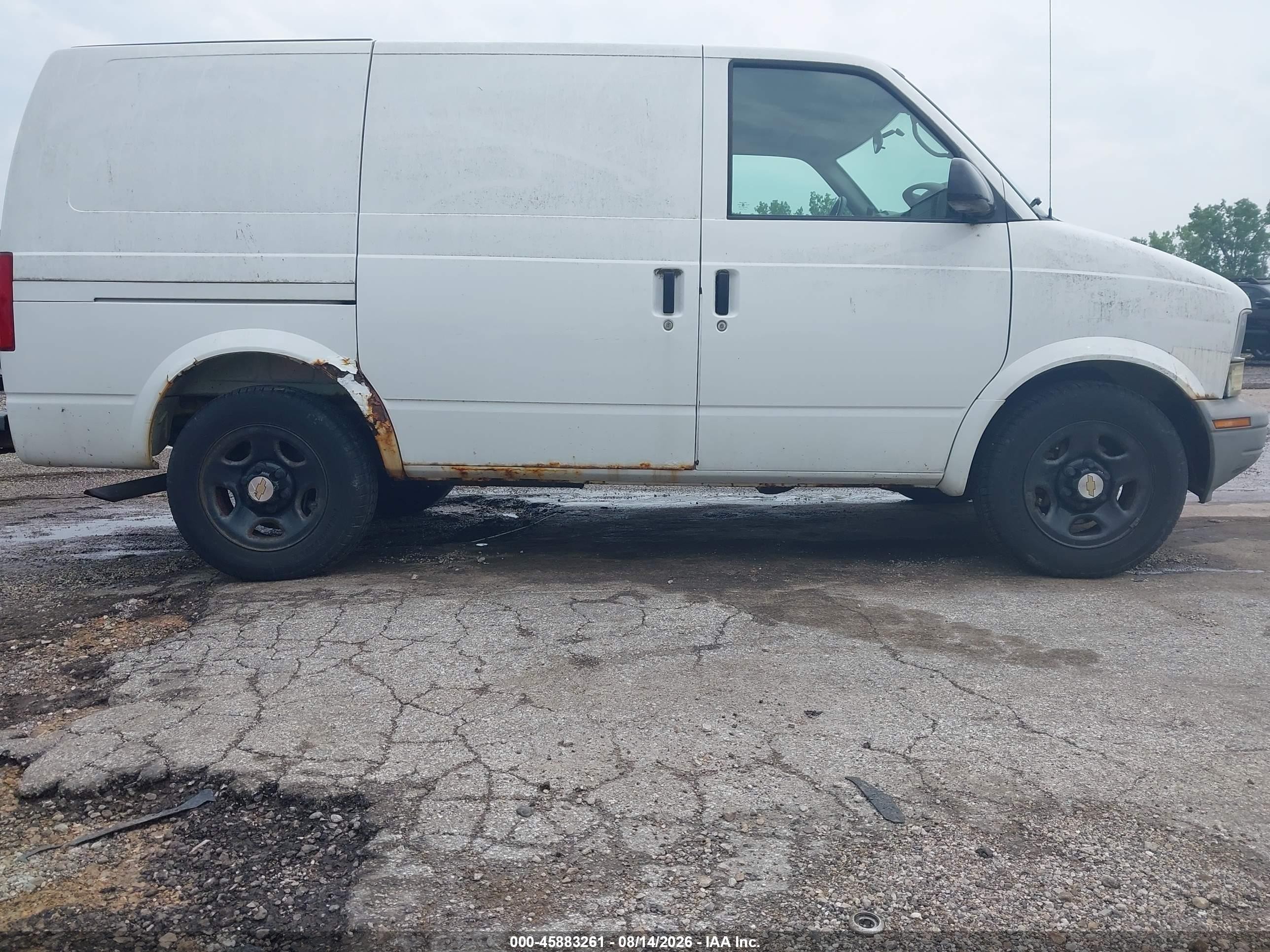 2005 Chevrolet Astro   White vin: 1GCDM19X65B104385