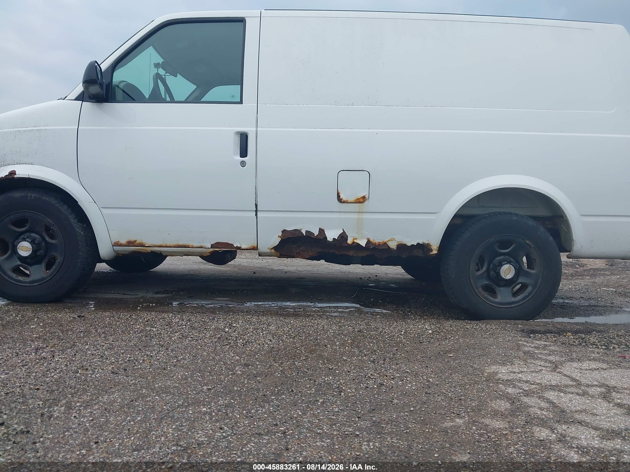 2005 Chevrolet Astro   White vin: 1GCDM19X65B104385
