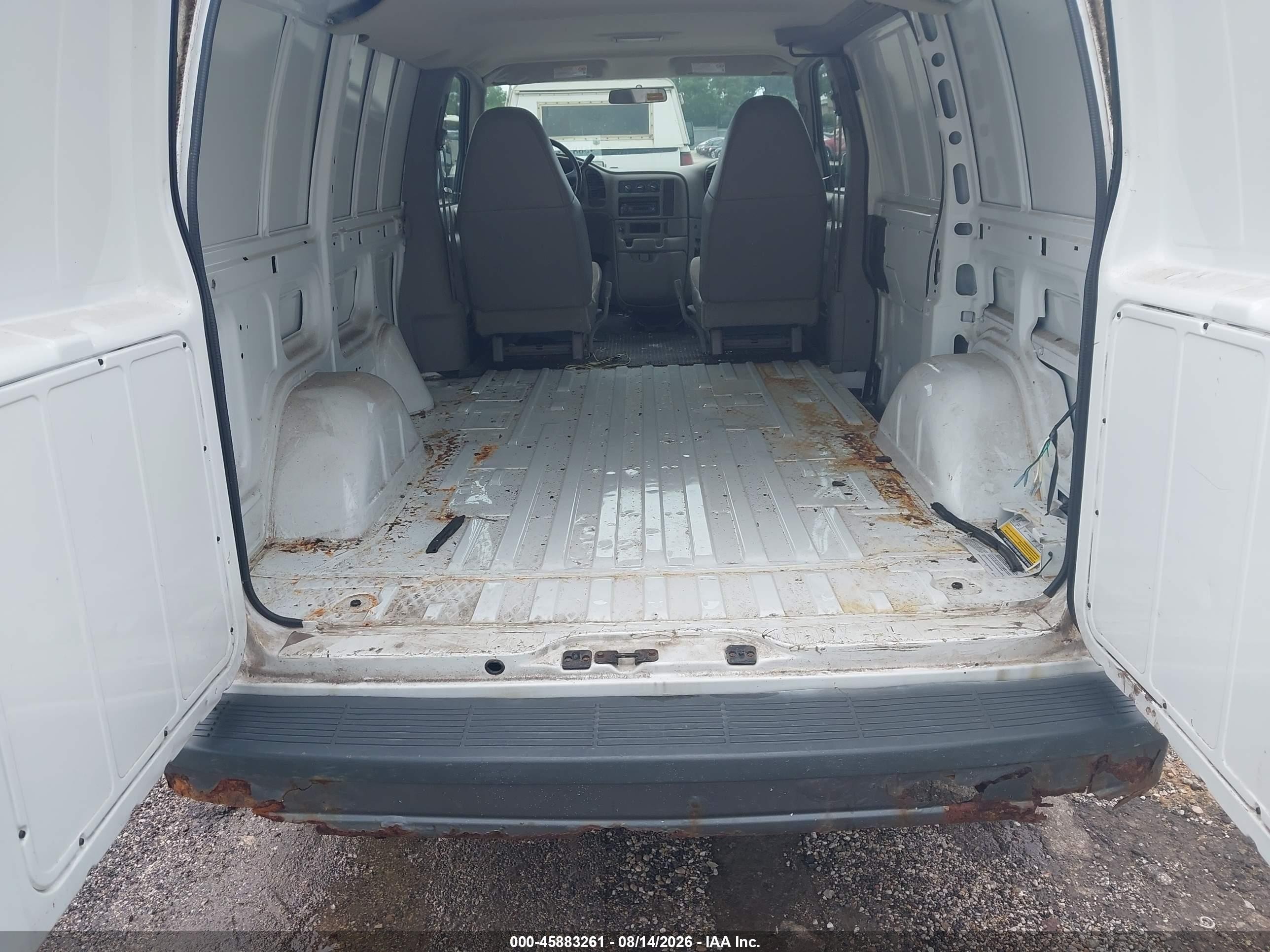2005 Chevrolet Astro   White vin: 1GCDM19X65B104385