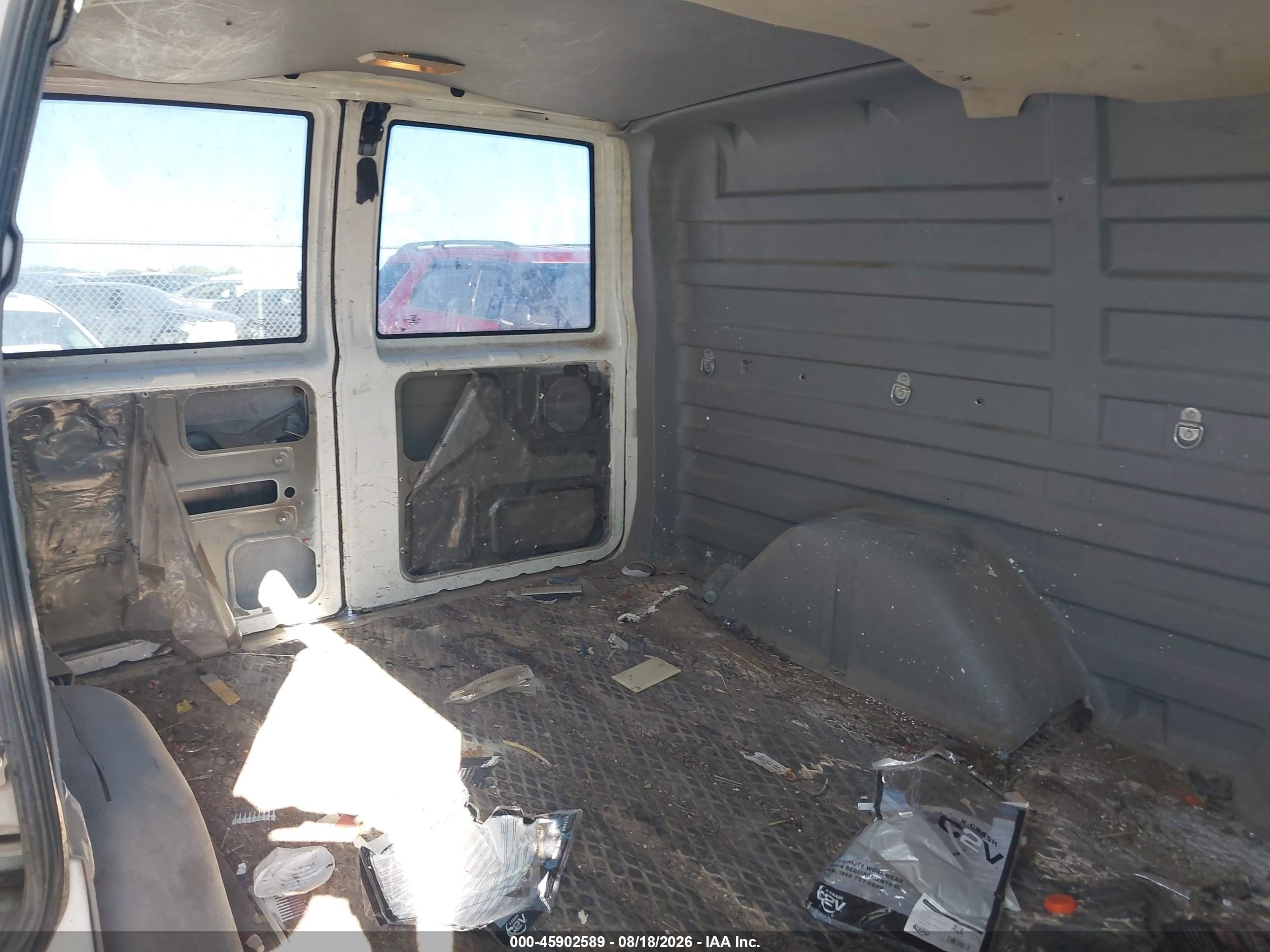 2005 Chevrolet Astro   White vin: 1GCDM19X75B119087