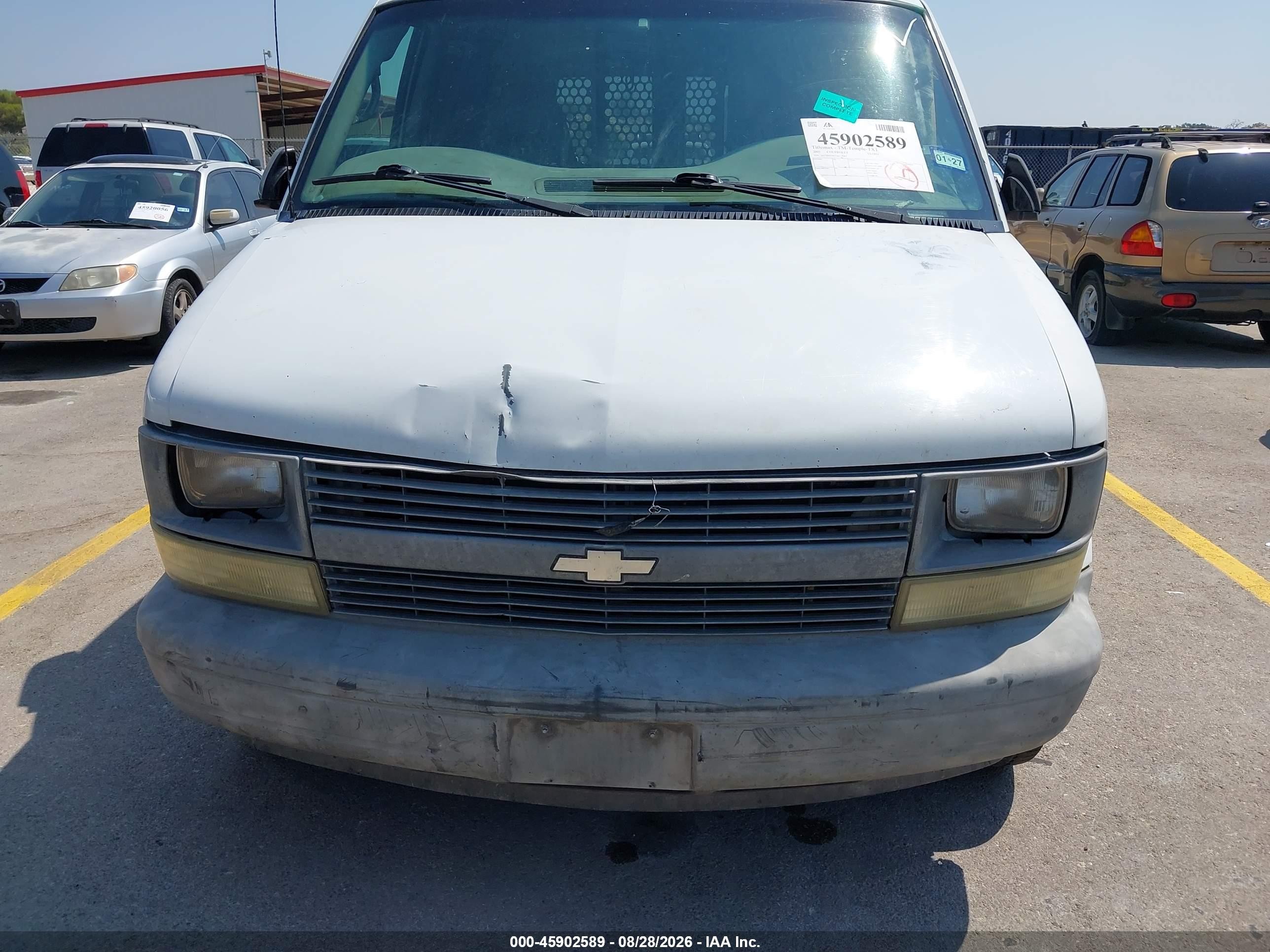 2005 Chevrolet Astro   White vin: 1GCDM19X75B119087