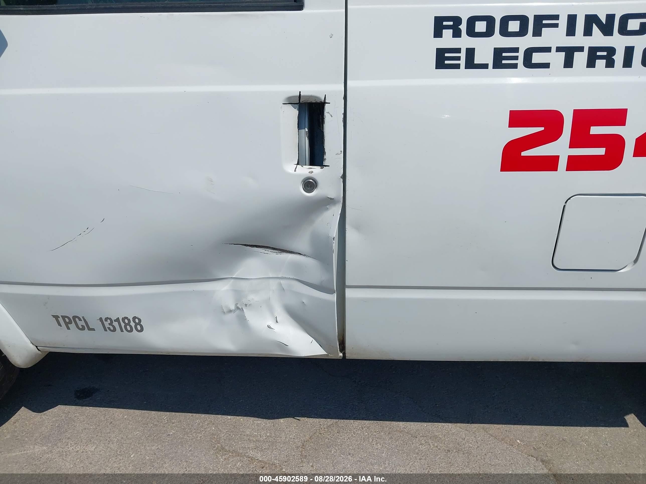 2005 Chevrolet Astro   White vin: 1GCDM19X75B119087