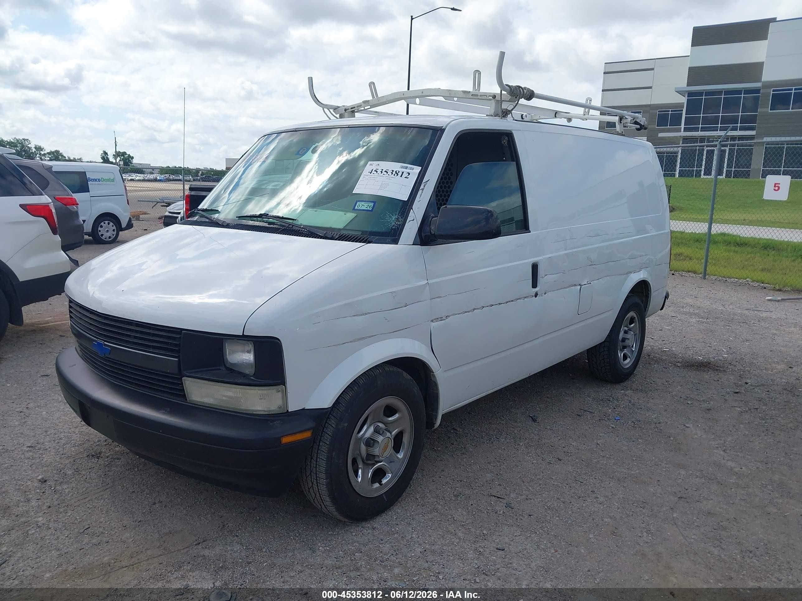 2003 Chevrolet Astro   White vin: 1GCDM19X83B120813