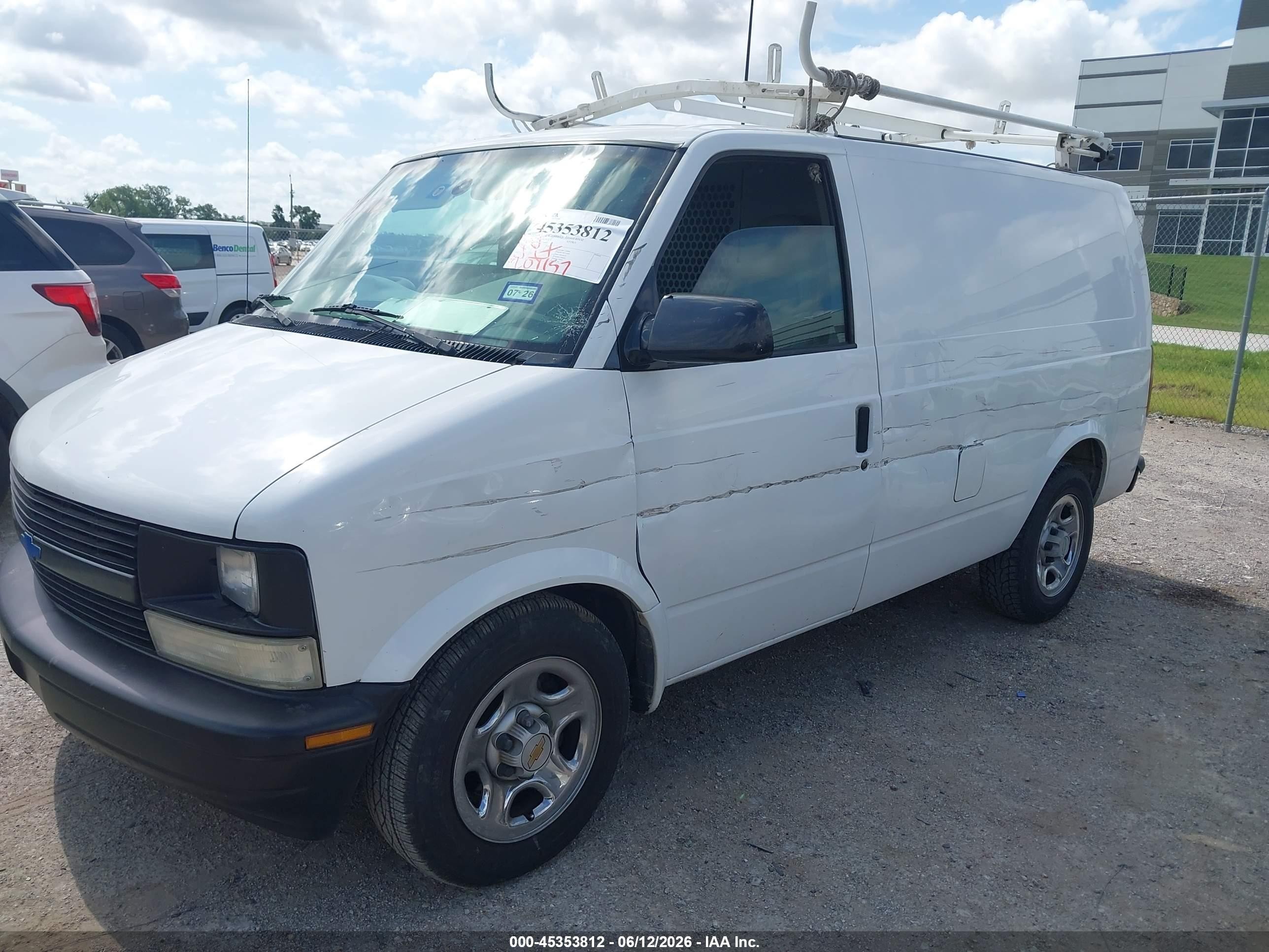 2003 Chevrolet Astro   White vin: 1GCDM19X83B120813