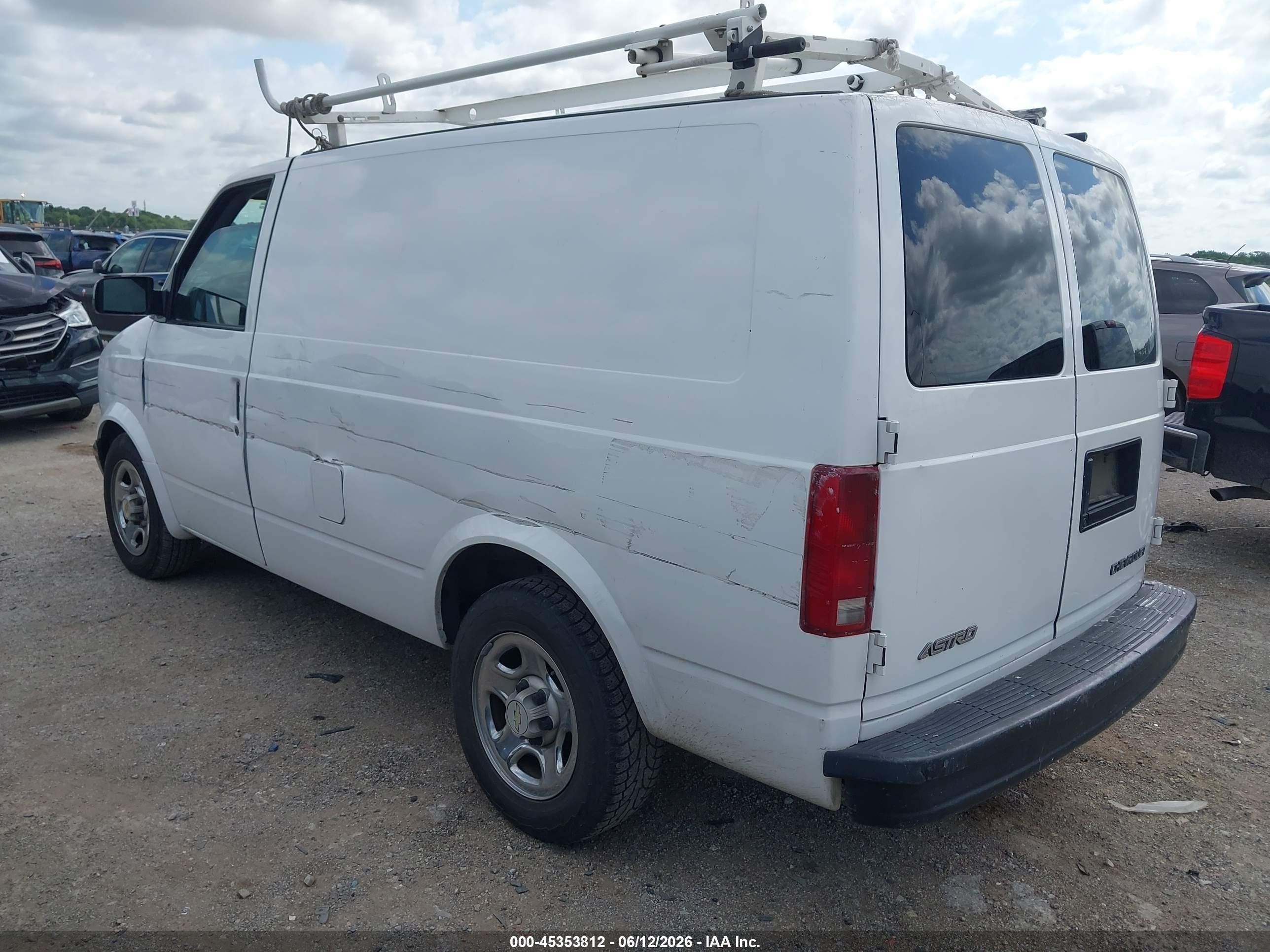 2003 Chevrolet Astro   White vin: 1GCDM19X83B120813