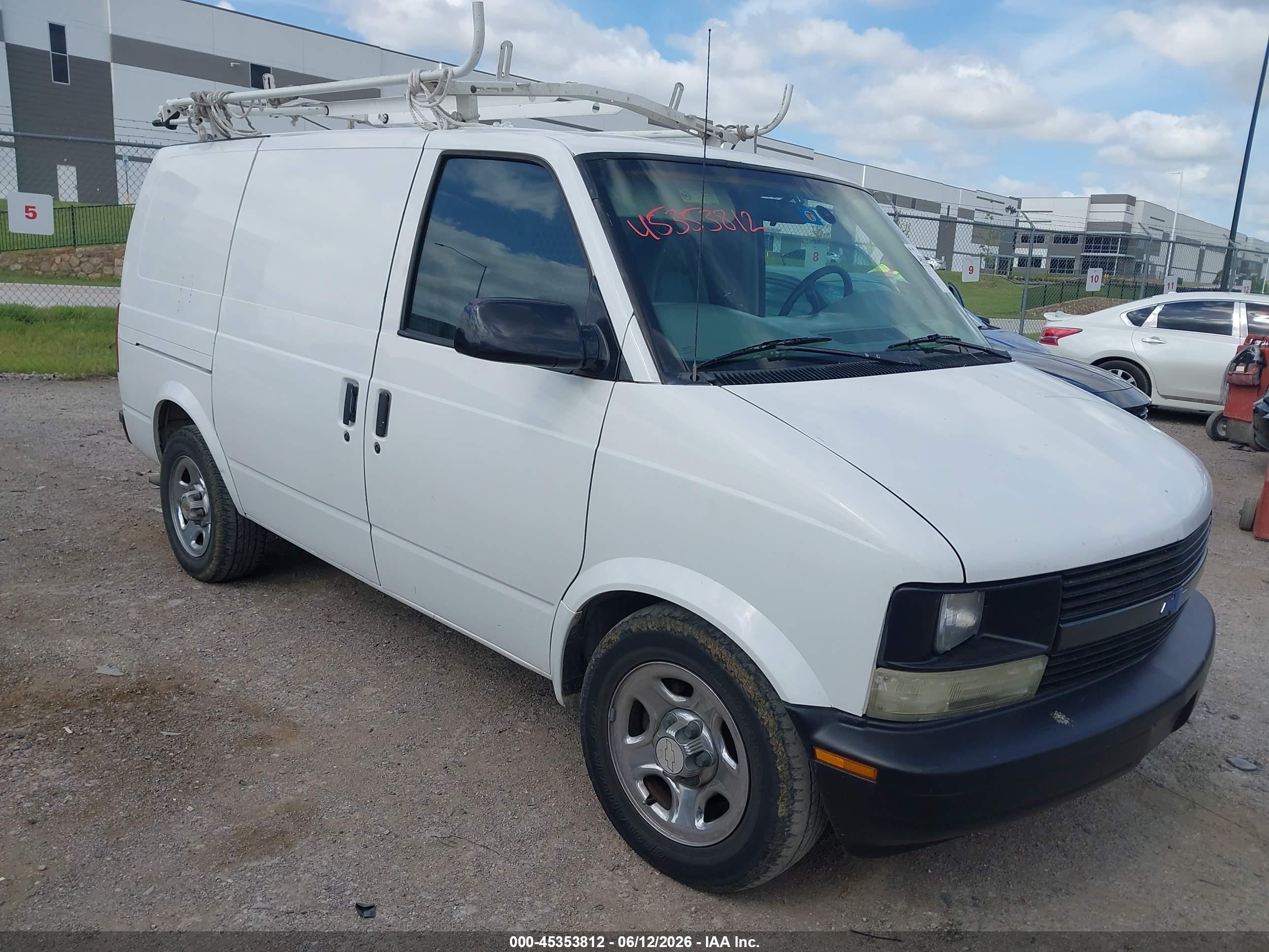 2003 Chevrolet Astro   White vin: 1GCDM19X83B120813
