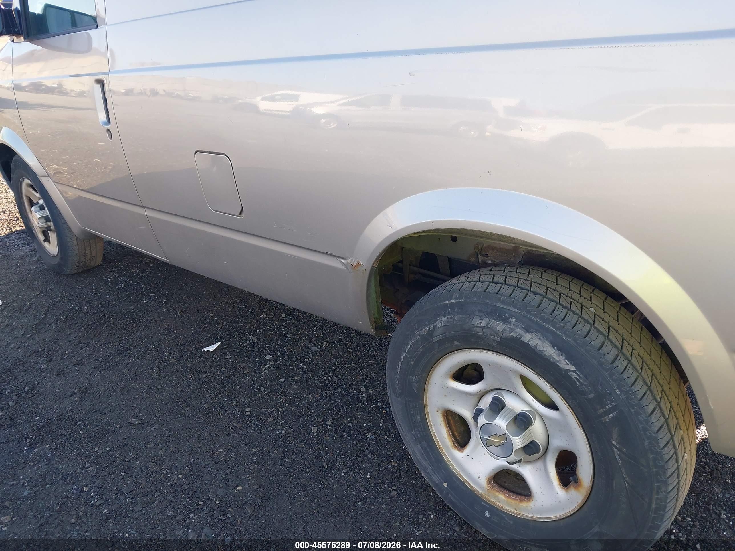 2003 Chevrolet Astro   Gold vin: 1GCDM19X83B131293