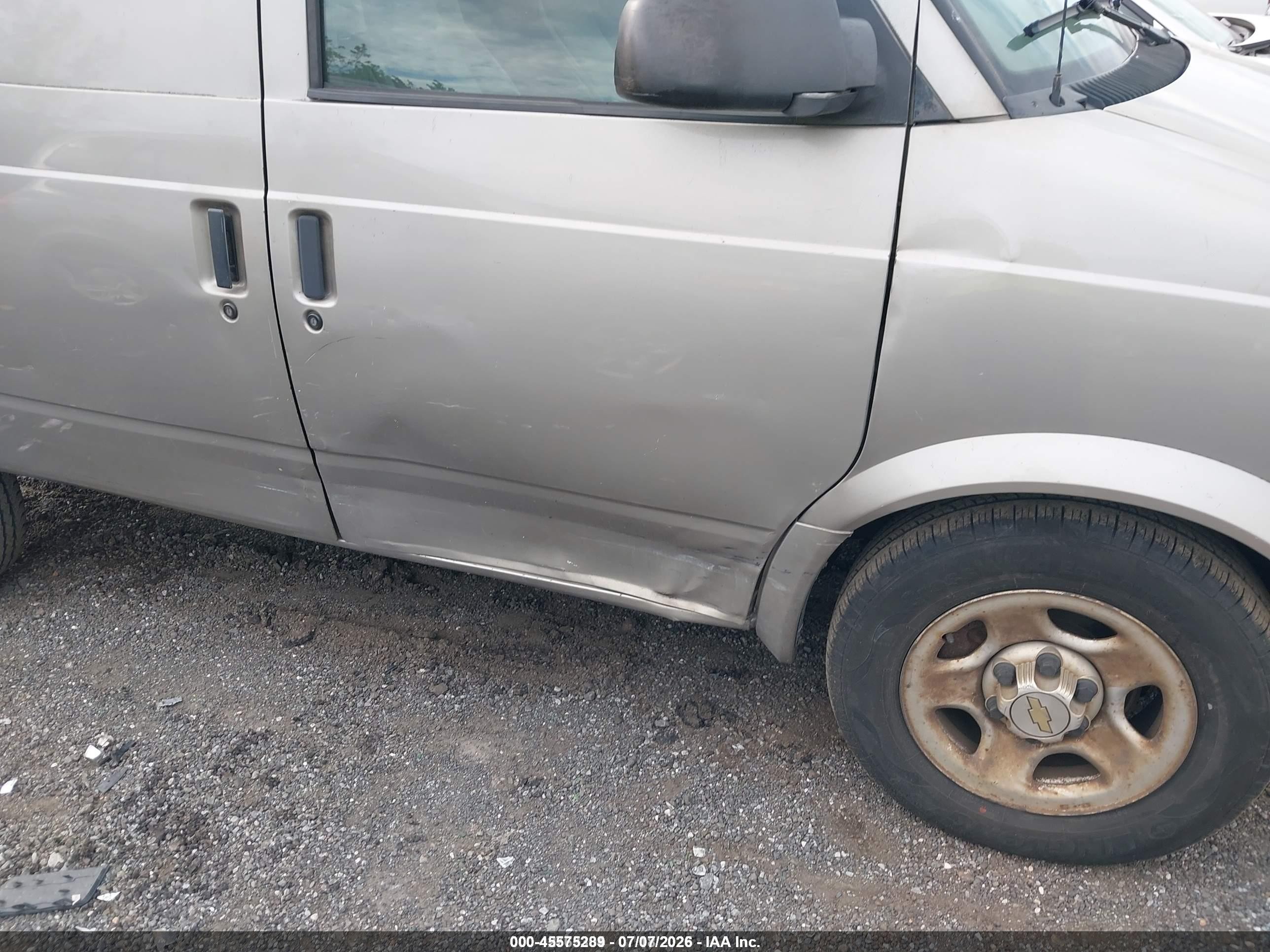 2003 Chevrolet Astro   Gold vin: 1GCDM19X83B131293