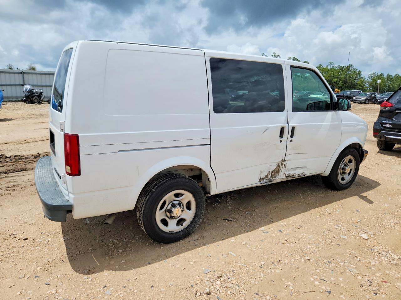 2004 Chevrolet Astro White vin: 1GCDM19X94B105822
