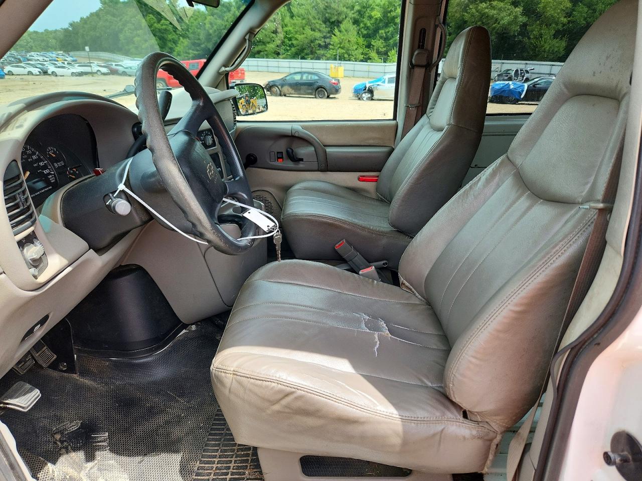 2004 Chevrolet Astro White vin: 1GCDM19X94B105822