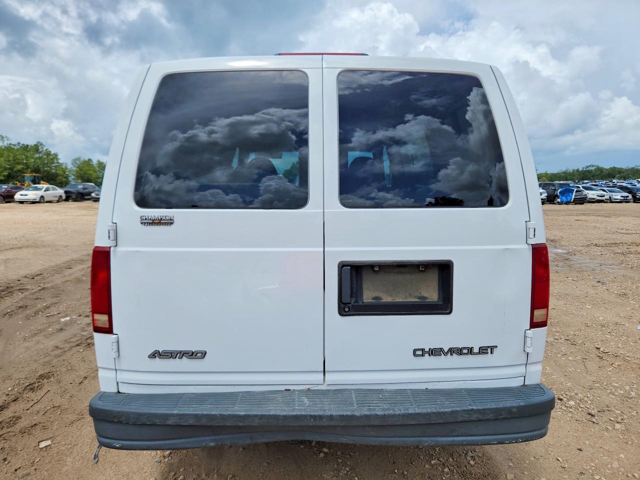 2004 Chevrolet Astro White vin: 1GCDM19X94B105822