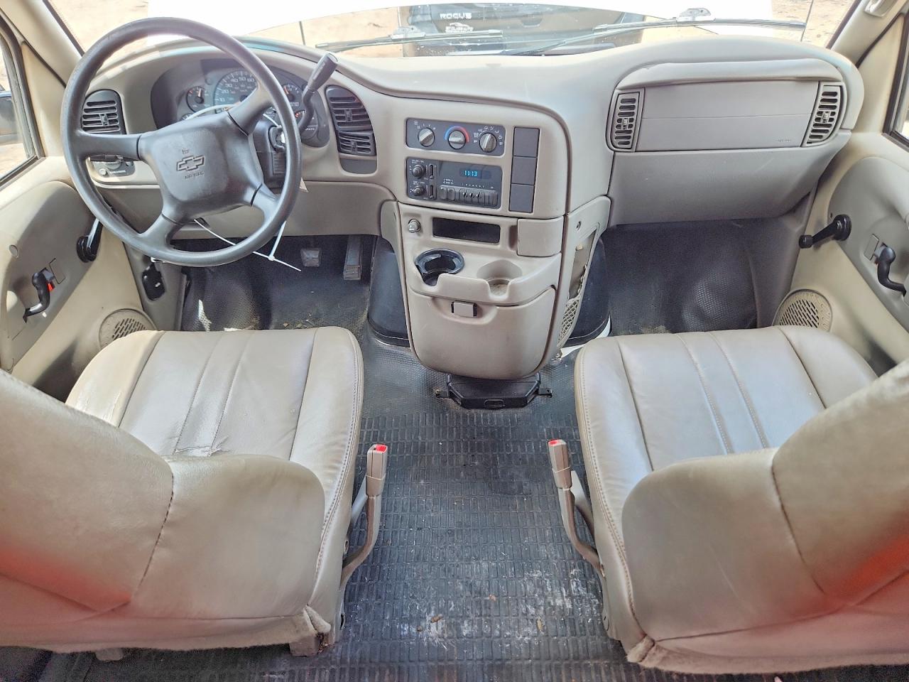 2004 Chevrolet Astro White vin: 1GCDM19X94B105822