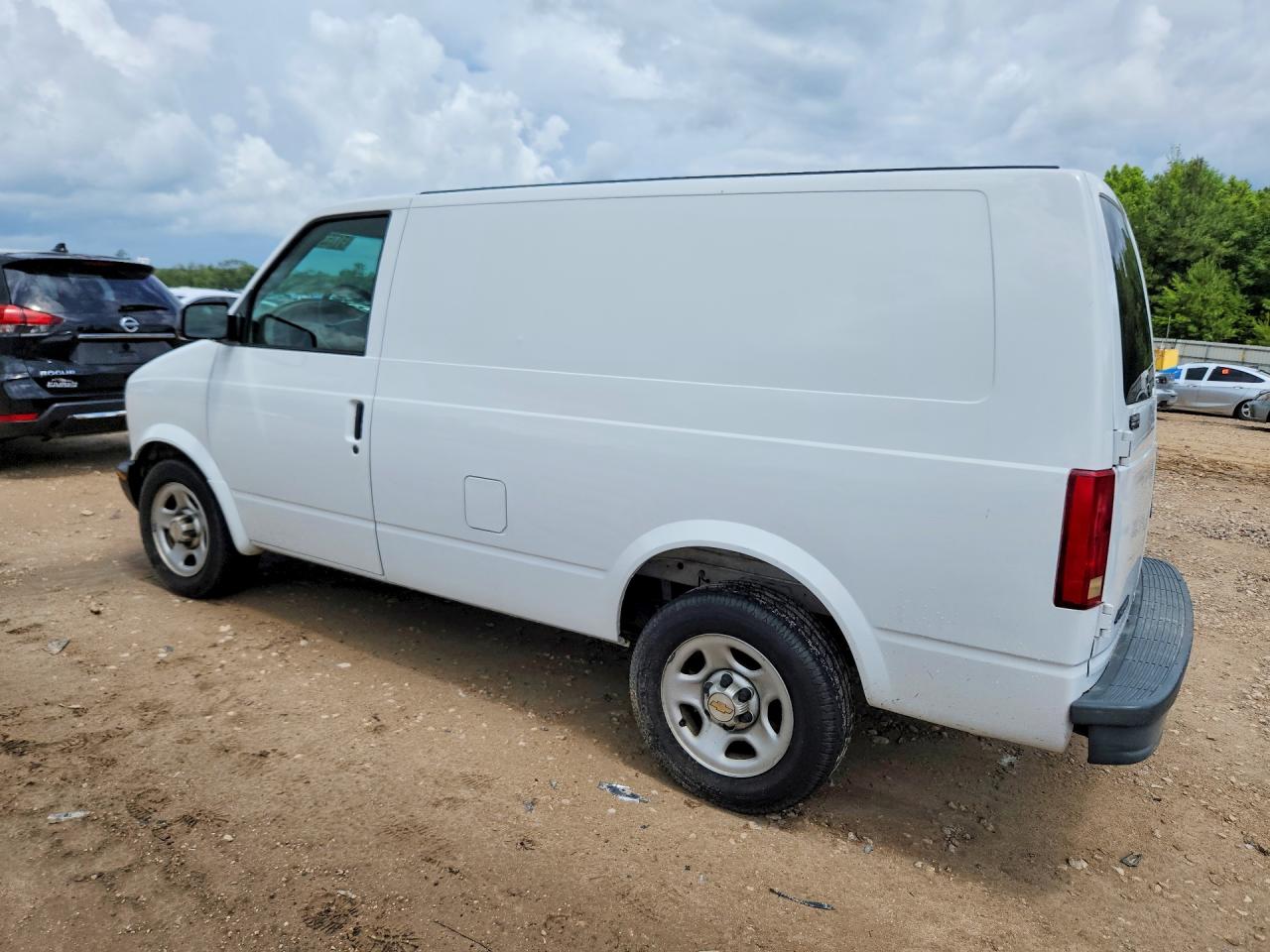 2004 Chevrolet Astro White vin: 1GCDM19X94B105822