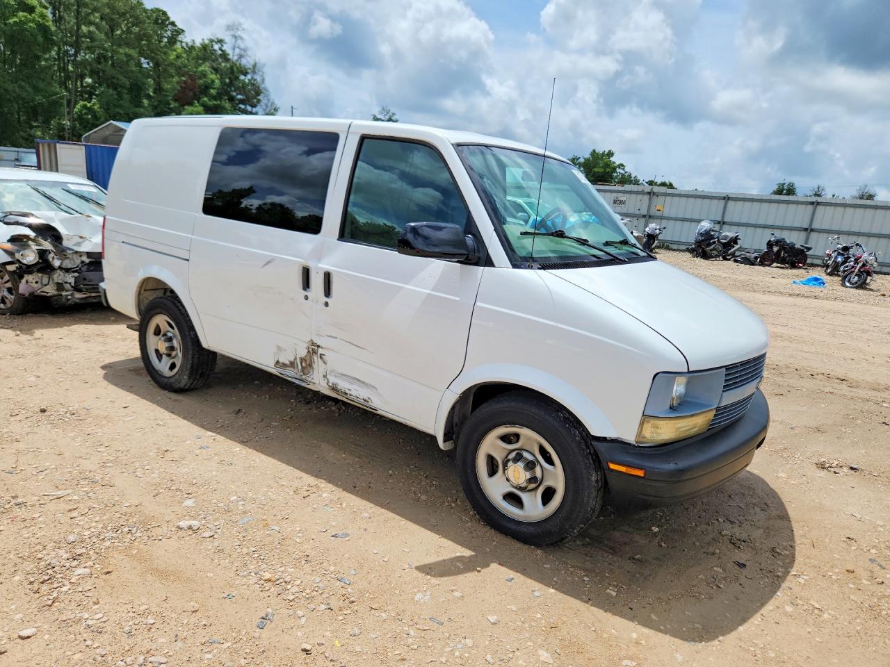 2004 Chevrolet Astro White vin: 1GCDM19X94B105822