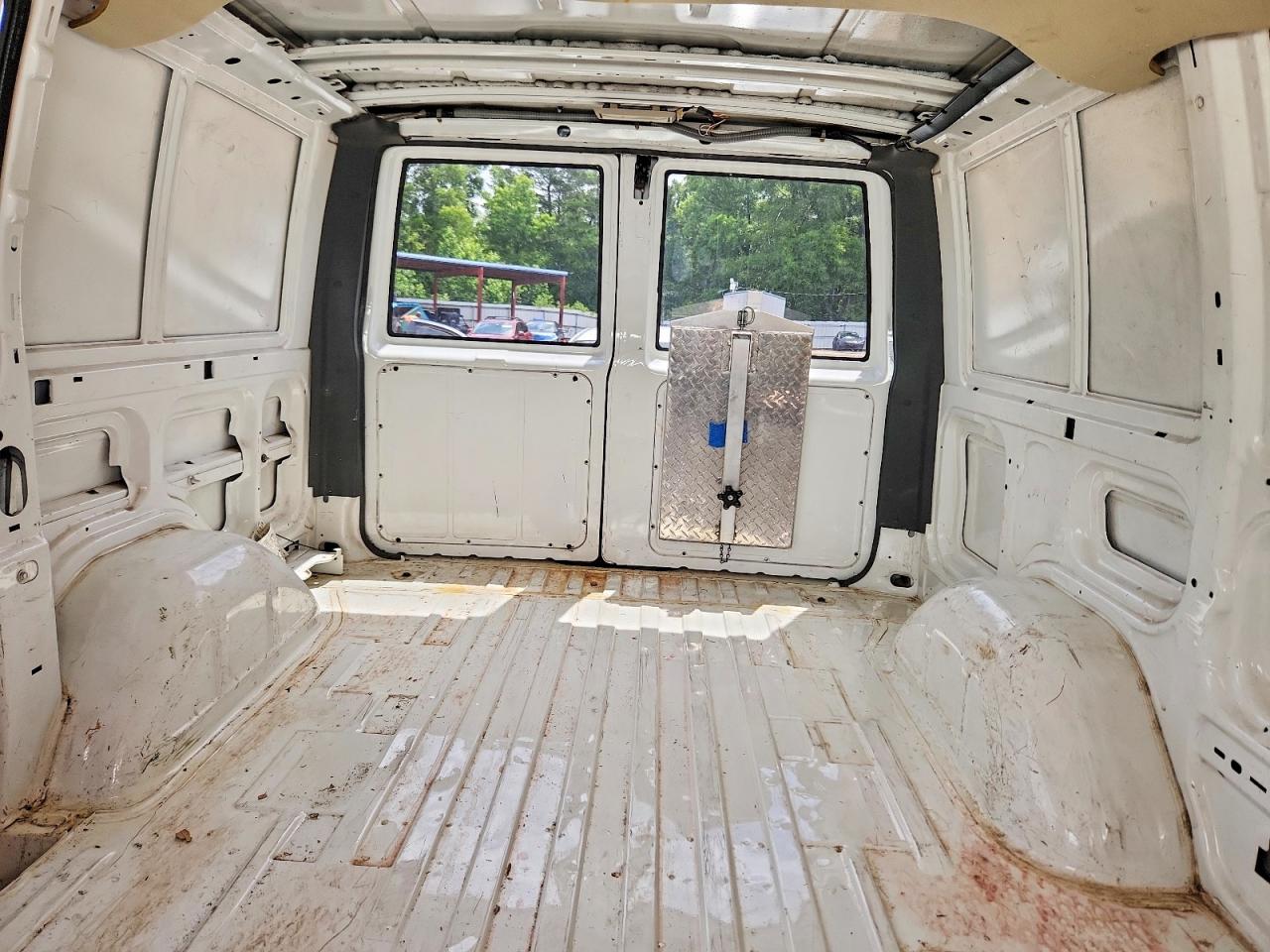 2004 Chevrolet Astro White vin: 1GCDM19X94B105822