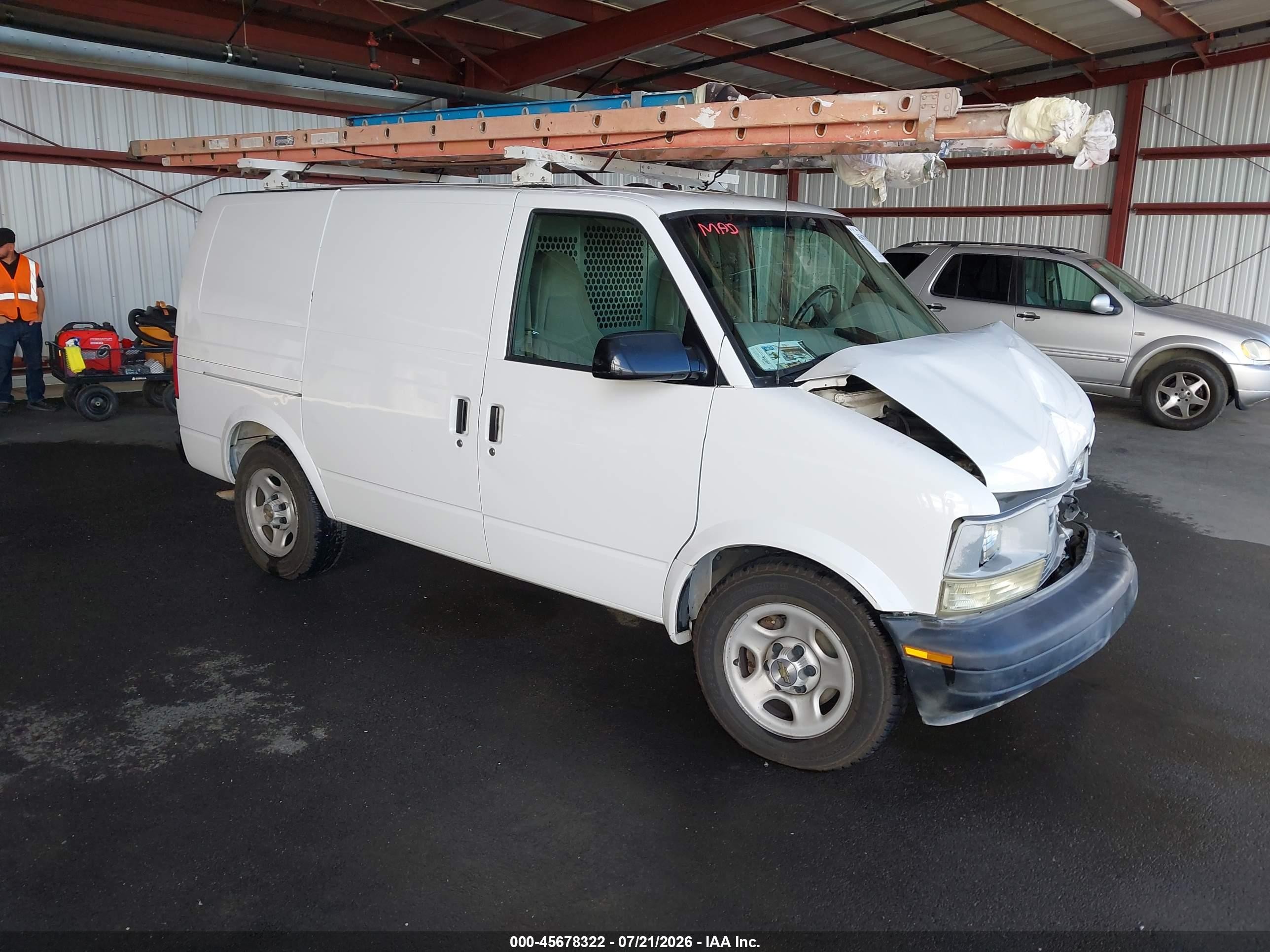 2005 Chevrolet Astro   White vin: 1GCDM19X95B106664