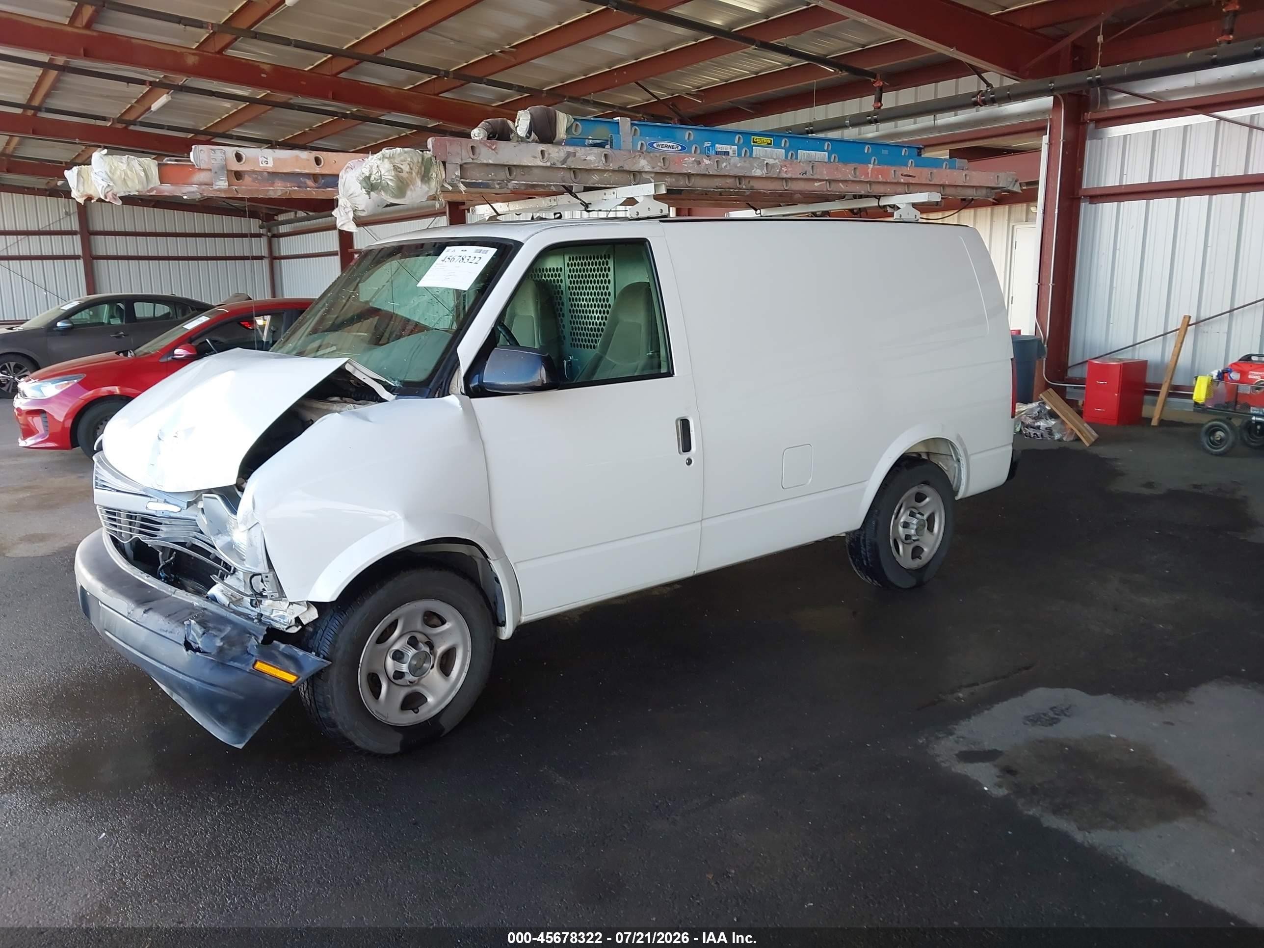 2005 Chevrolet Astro   White vin: 1GCDM19X95B106664