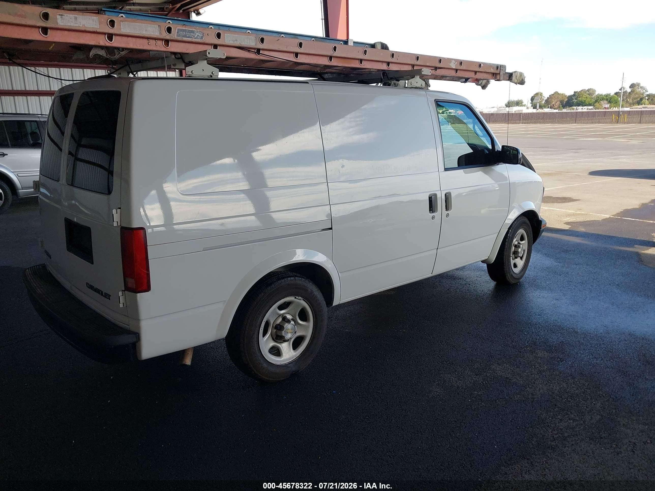 2005 Chevrolet Astro   White vin: 1GCDM19X95B106664