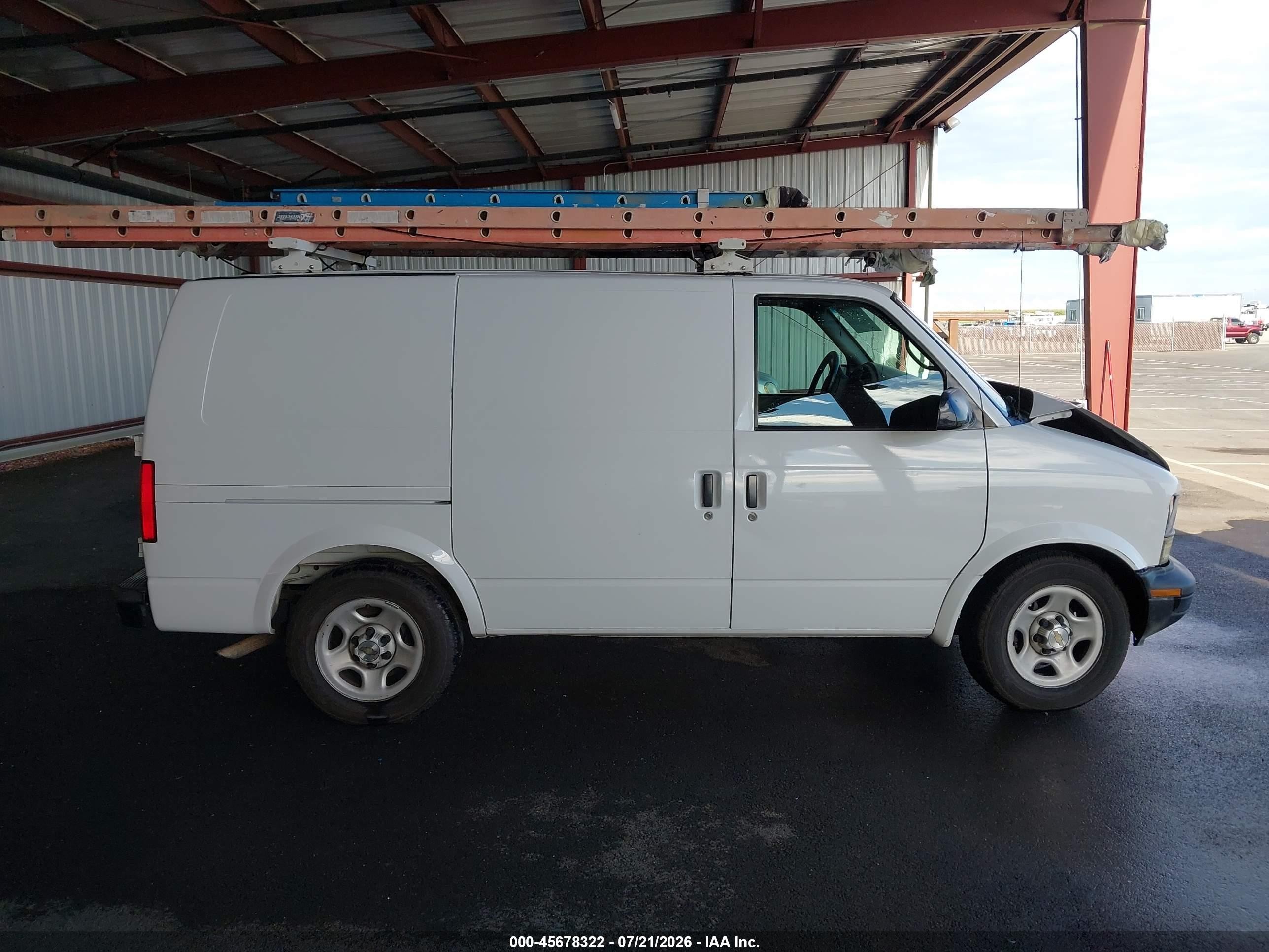 2005 Chevrolet Astro   White vin: 1GCDM19X95B106664