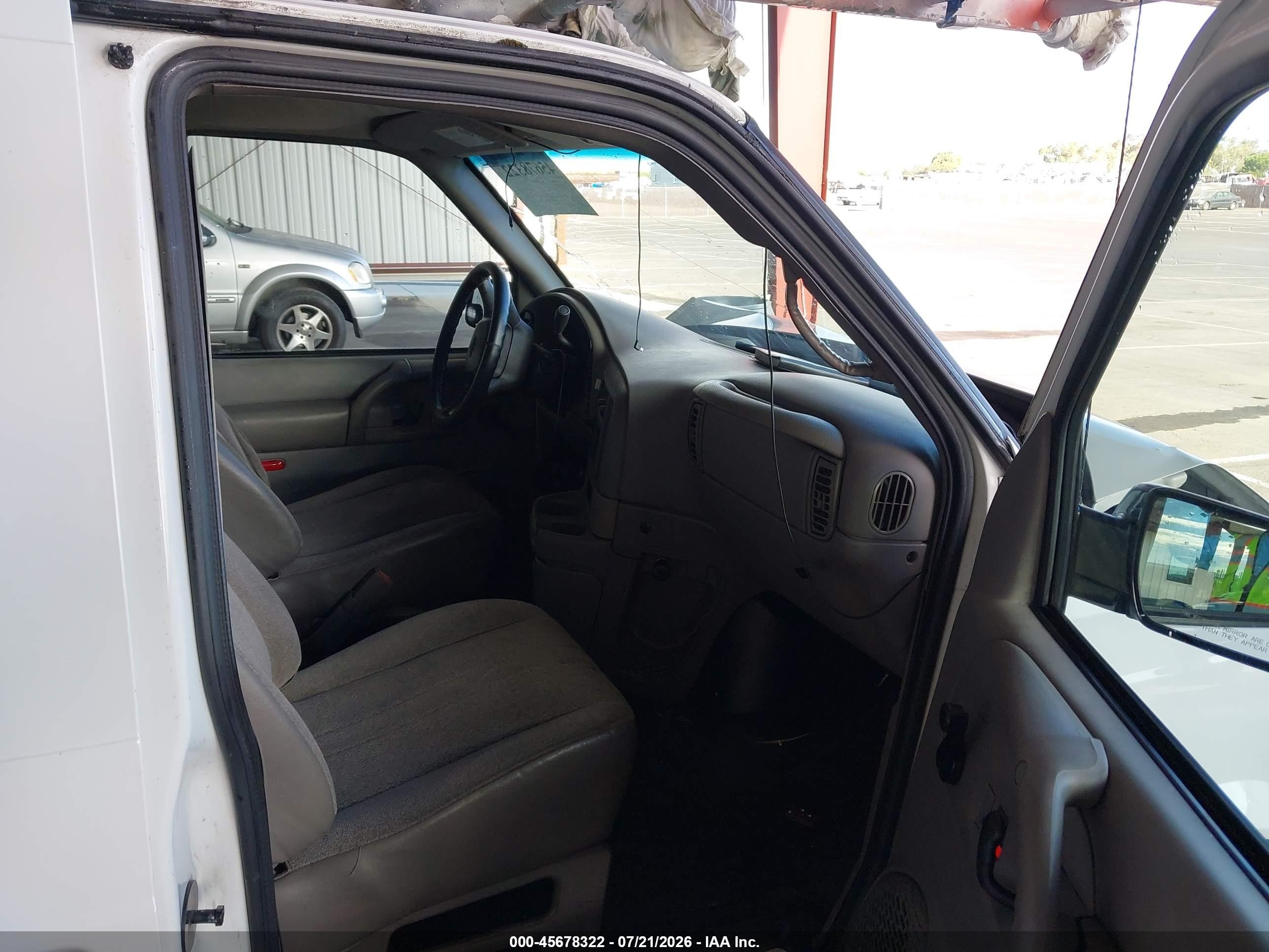 2005 Chevrolet Astro   White vin: 1GCDM19X95B106664