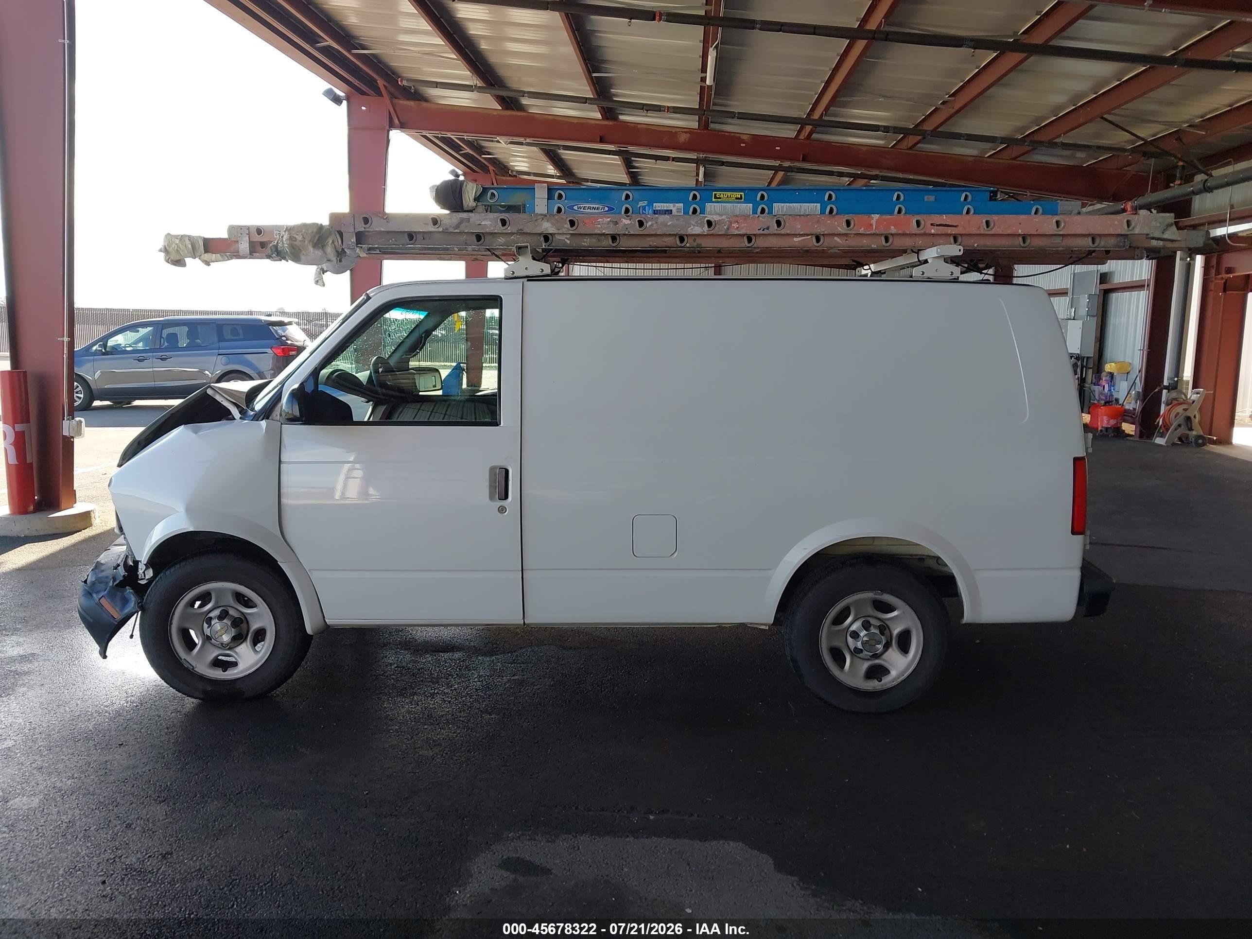 2005 Chevrolet Astro   White vin: 1GCDM19X95B106664