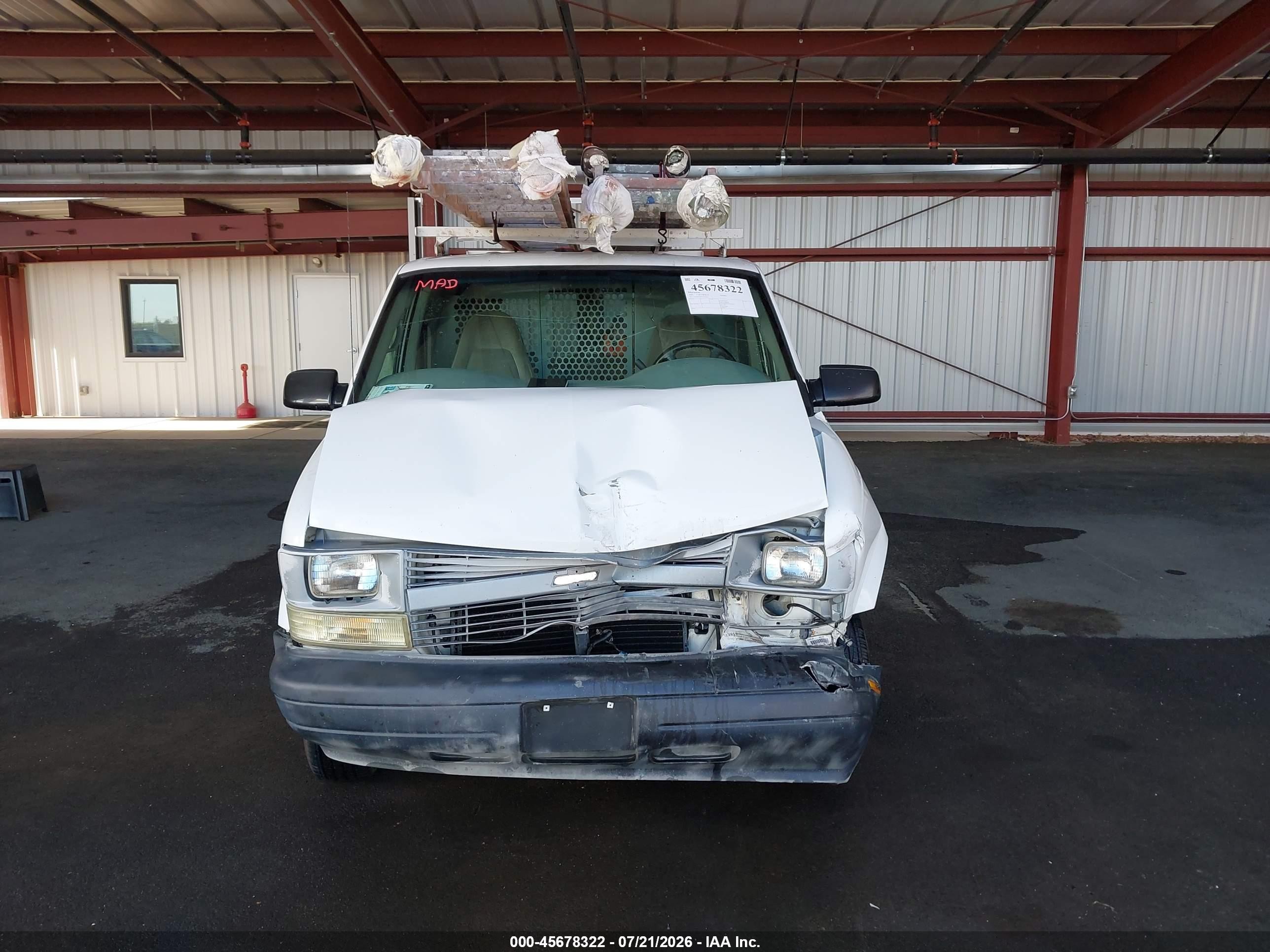 2005 Chevrolet Astro   White vin: 1GCDM19X95B106664