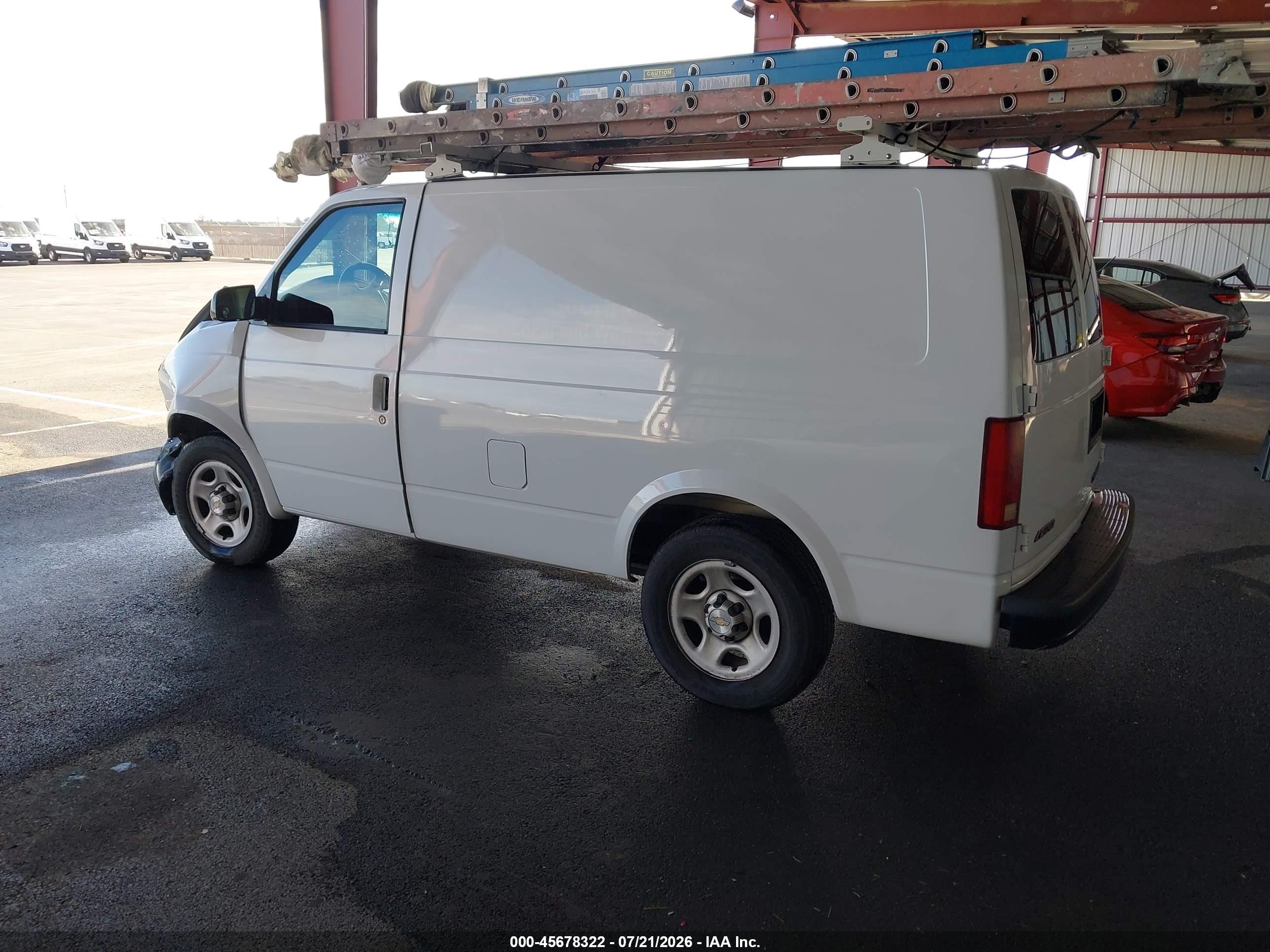 2005 Chevrolet Astro   White vin: 1GCDM19X95B106664