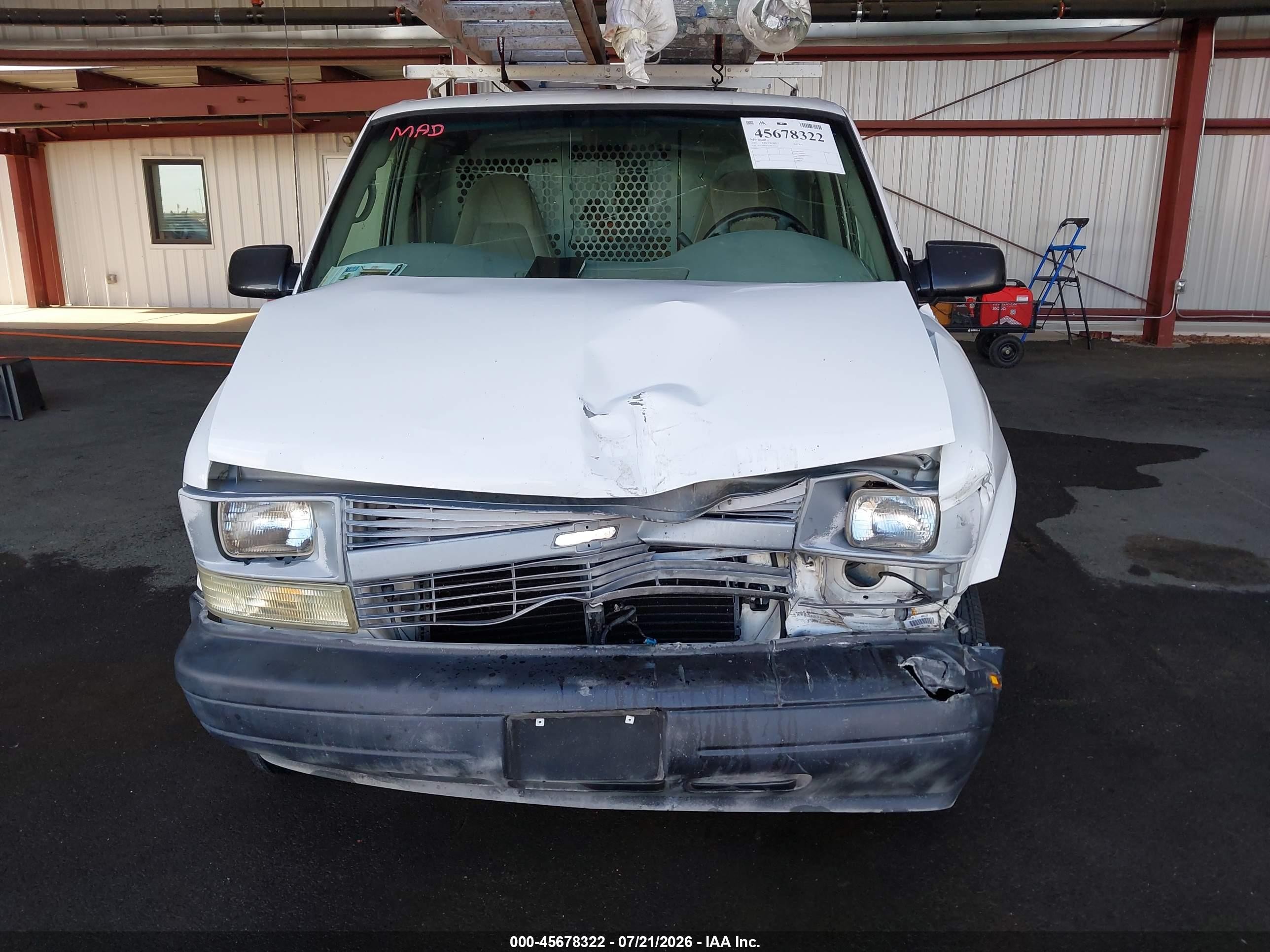 2005 Chevrolet Astro   White vin: 1GCDM19X95B106664