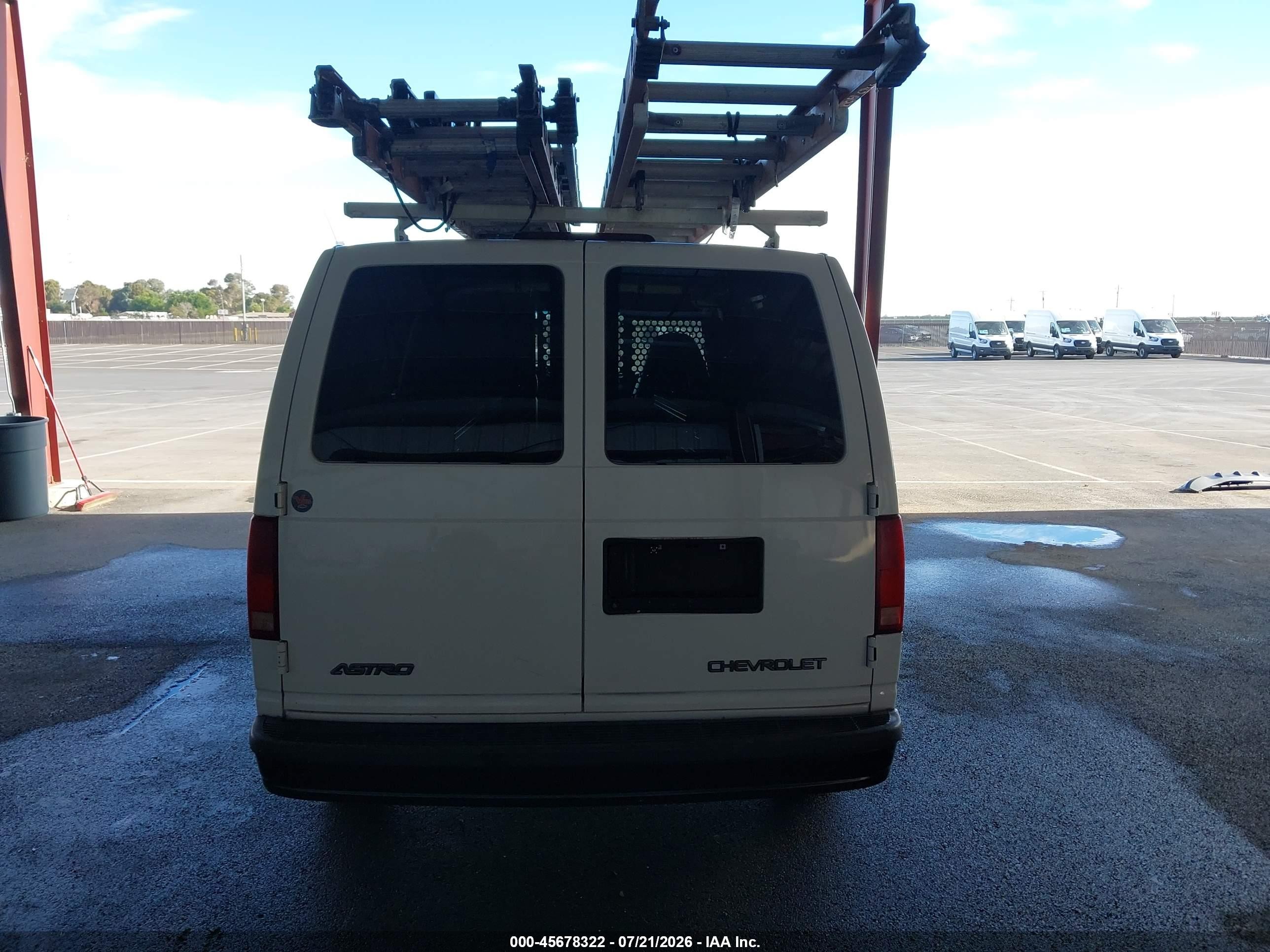 2005 Chevrolet Astro   White vin: 1GCDM19X95B106664