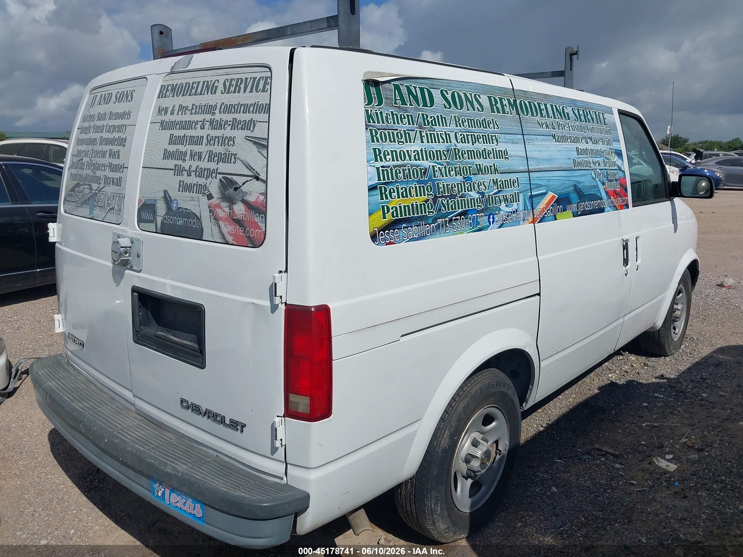 2005 Chevrolet Astro   White vin: 1GCDM19X95B118443
