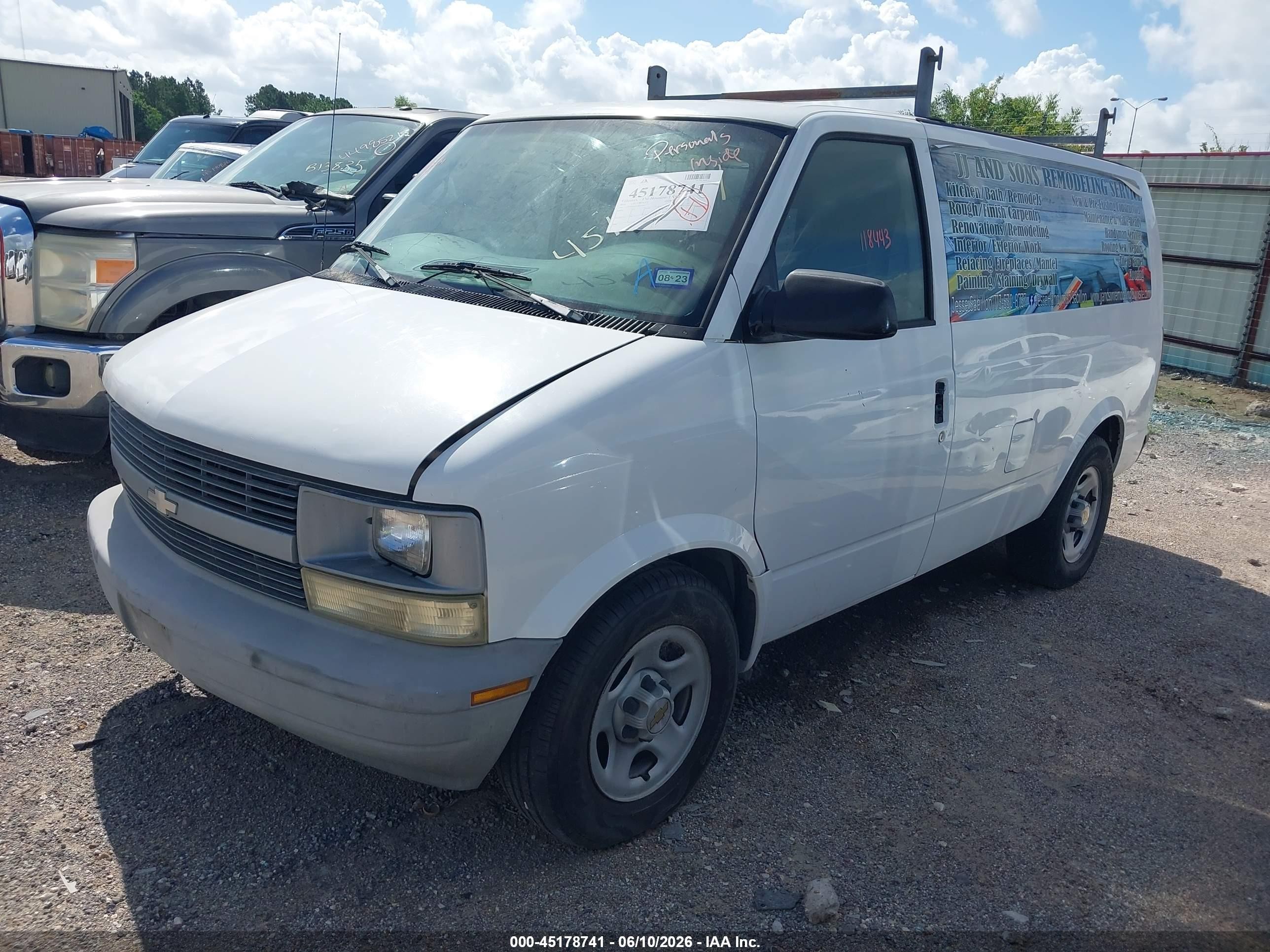 2005 Chevrolet Astro   White vin: 1GCDM19X95B118443