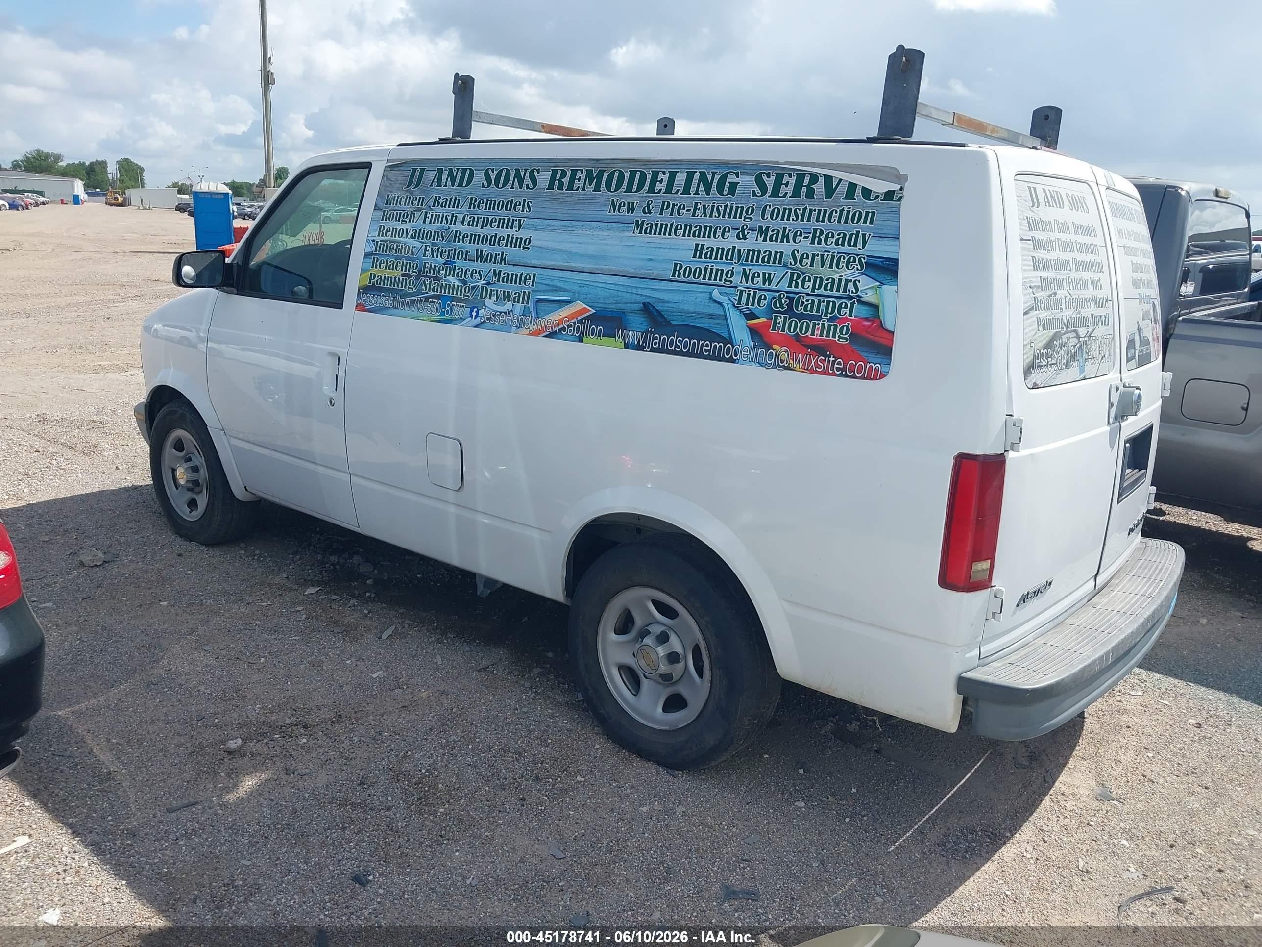 2005 Chevrolet Astro   White vin: 1GCDM19X95B118443