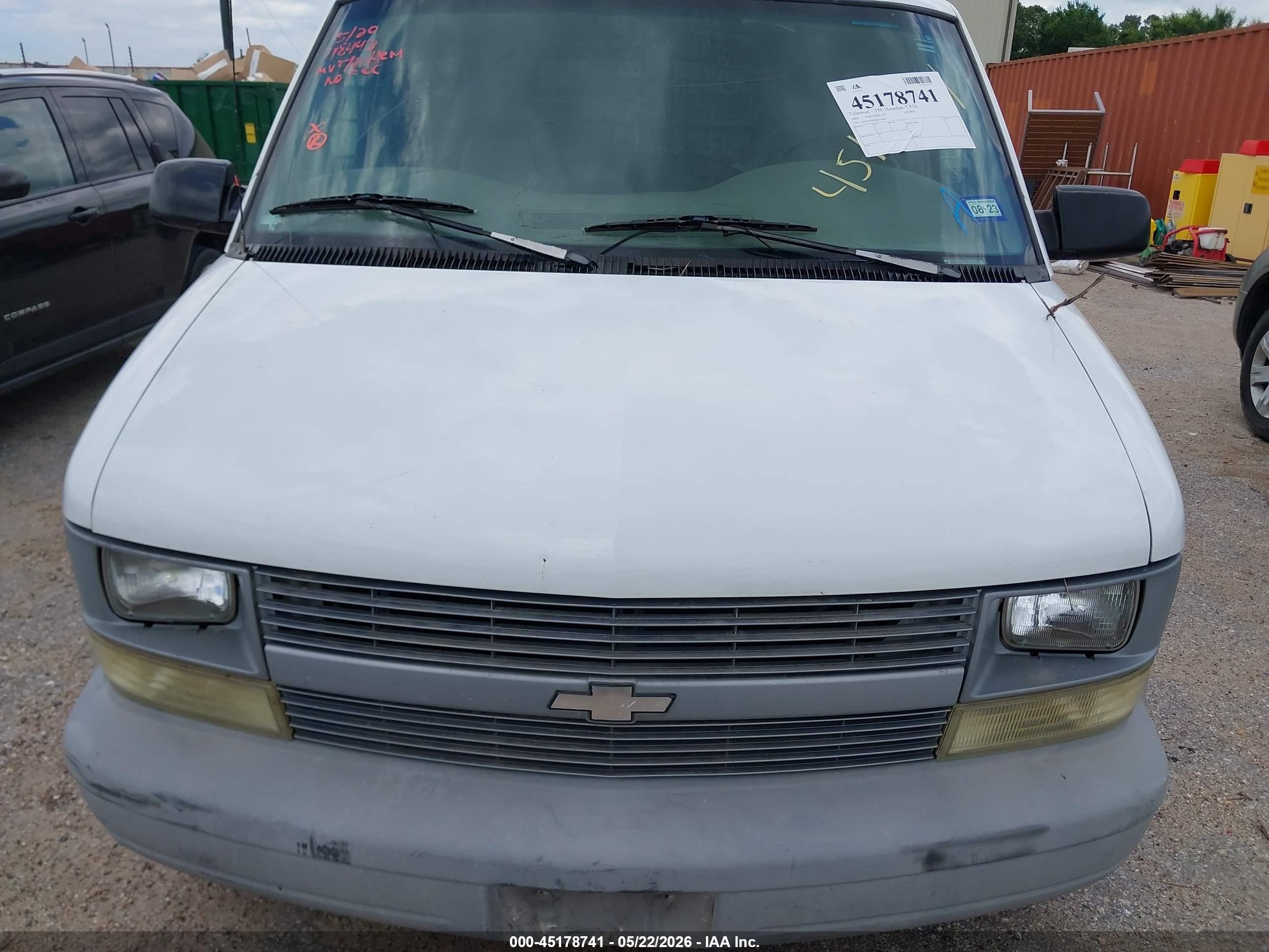 2005 Chevrolet Astro   White vin: 1GCDM19X95B118443