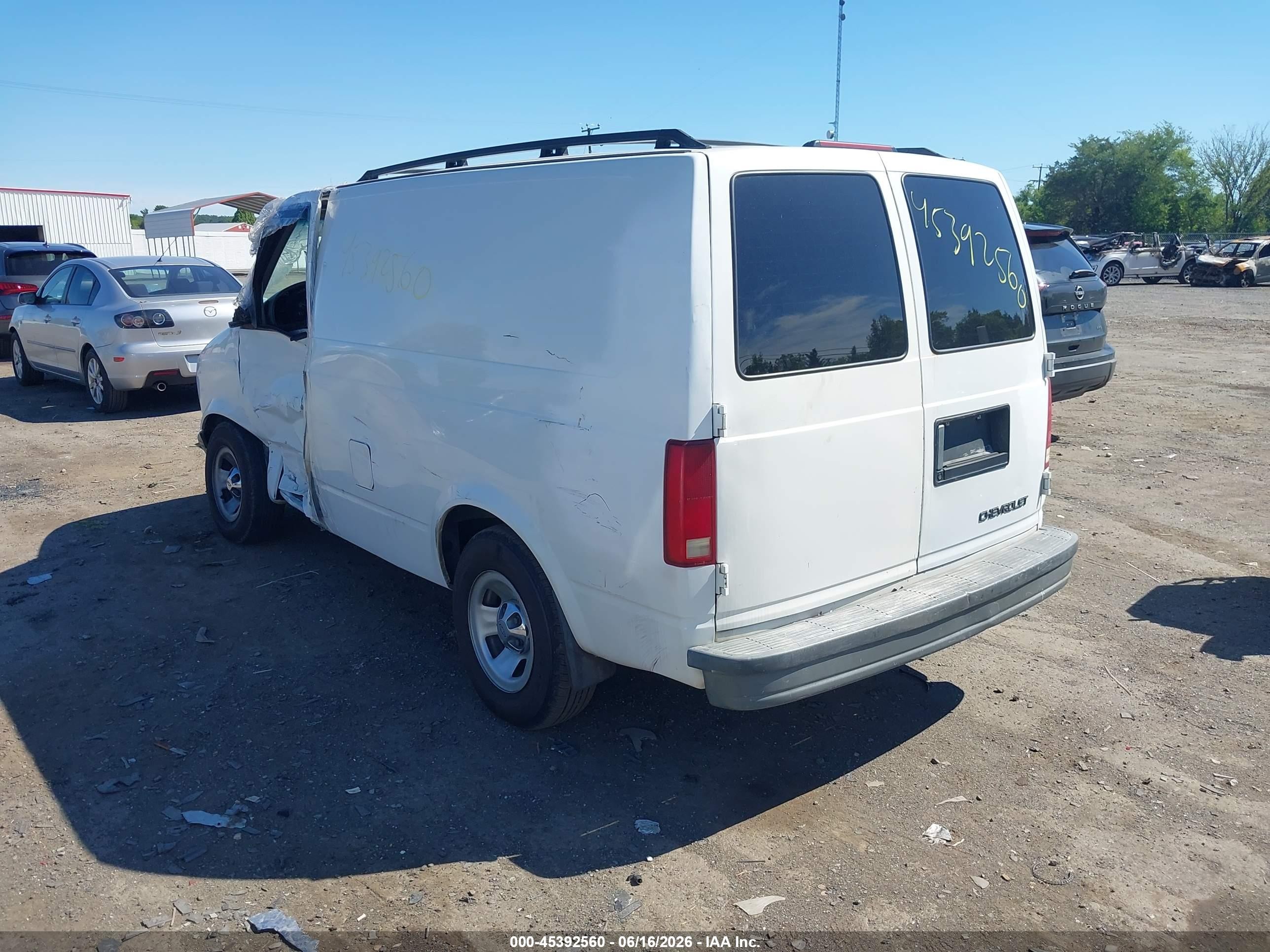 2002 Chevrolet Astro   White vin: 1GCDM19XX2B144836