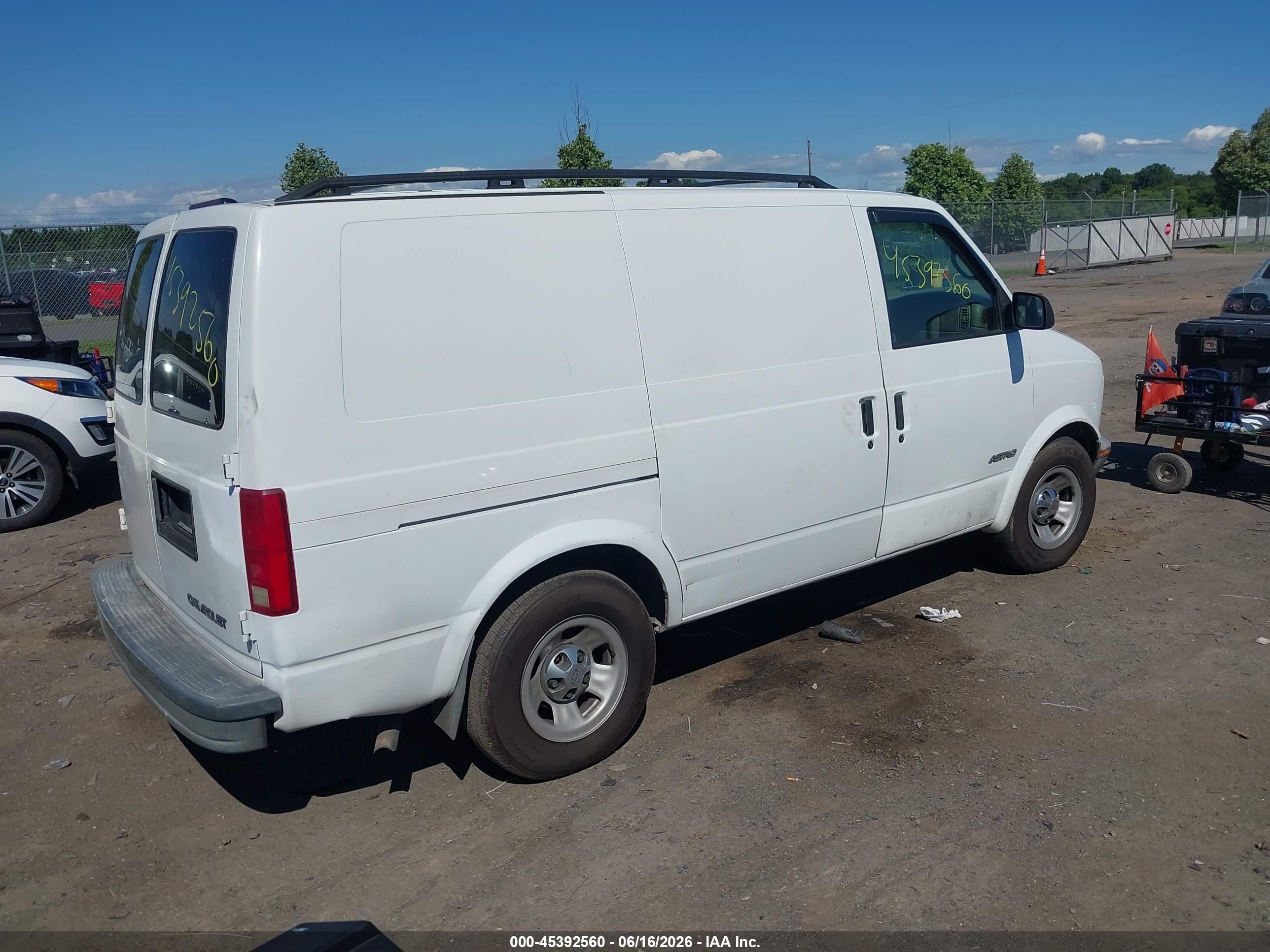 2002 Chevrolet Astro   White vin: 1GCDM19XX2B144836