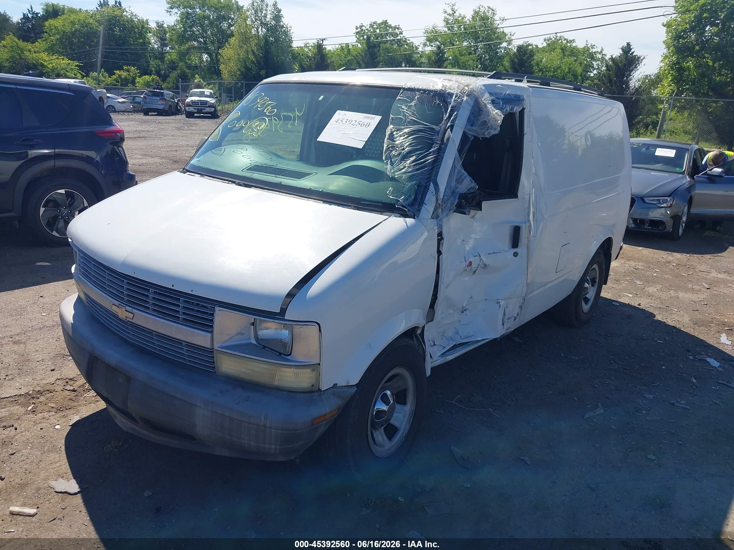 2002 Chevrolet Astro   White vin: 1GCDM19XX2B144836